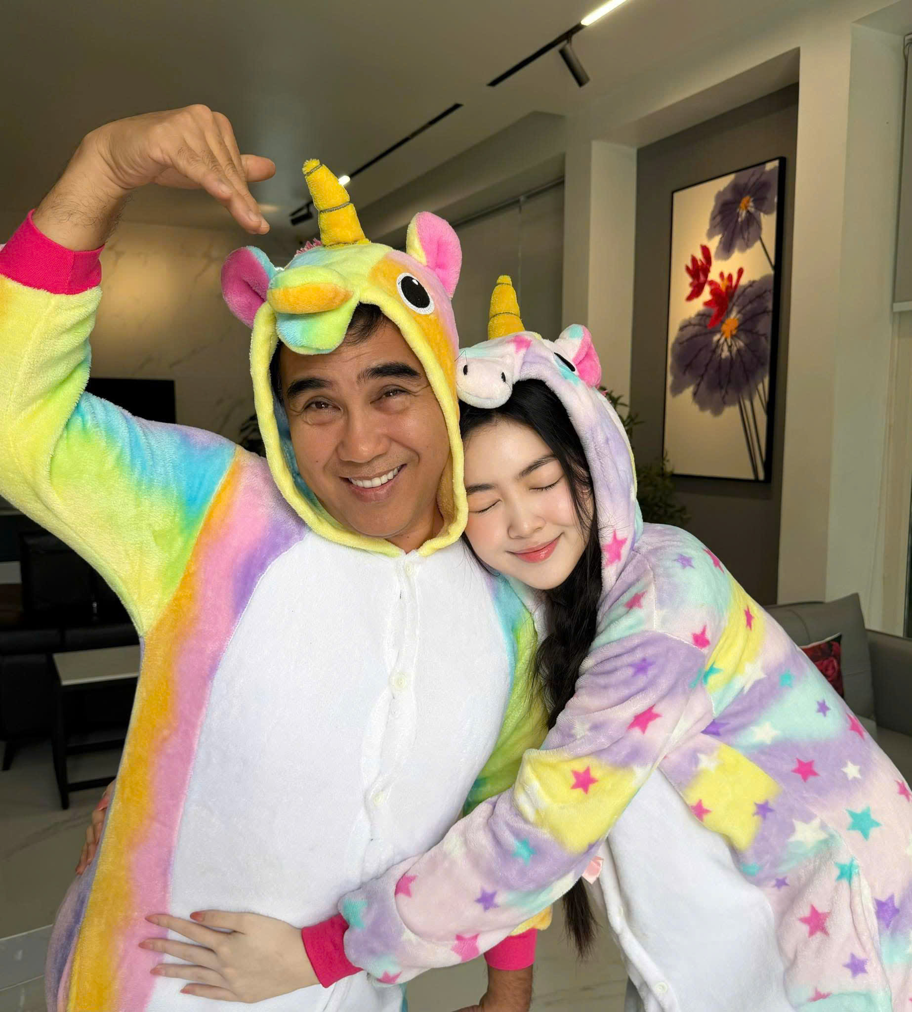 

Trước việc con gái được chú ý và được đánh giá là gương mặt sáng giá nếu bước vào showbiz, MC Quyền Linh bày tỏ sự tự hào nhưng vẫn giữ quan điểm muốn con tập trung vào việc học. Chia sẻ với chúng tôi, nam MC cho biết, ở độ tuổi này, các con cần thêm khoảng thời gian để học hỏi, khám phá bản thân, hiểu mình muốn gì và tạo nền tảng vững chắc cho tương lai. “Nếu sau này con chọn theo nghệ thuật hay bất kỳ lĩnh vực nào khác, tôi đều ủng hộ”, anh chia sẻ  