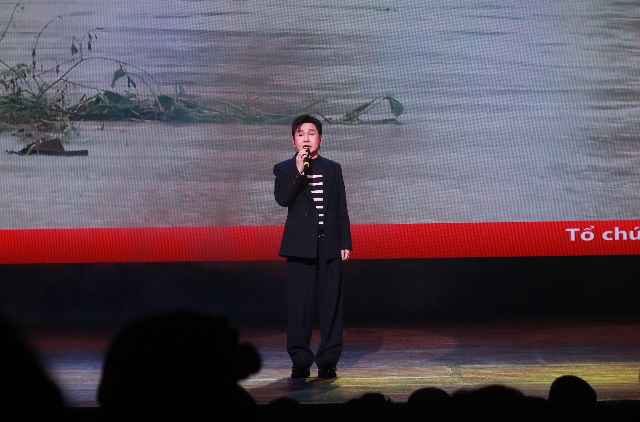 NSND Minh Vương phá lệ làm điều đặc biệt trong đêm nhạc hướng về miền Trung- Ảnh 7. NSND Minh Vương phá lệ làm điều đặc biệt trong đêm nhạc hướng về miền Trung- Ảnh 7.