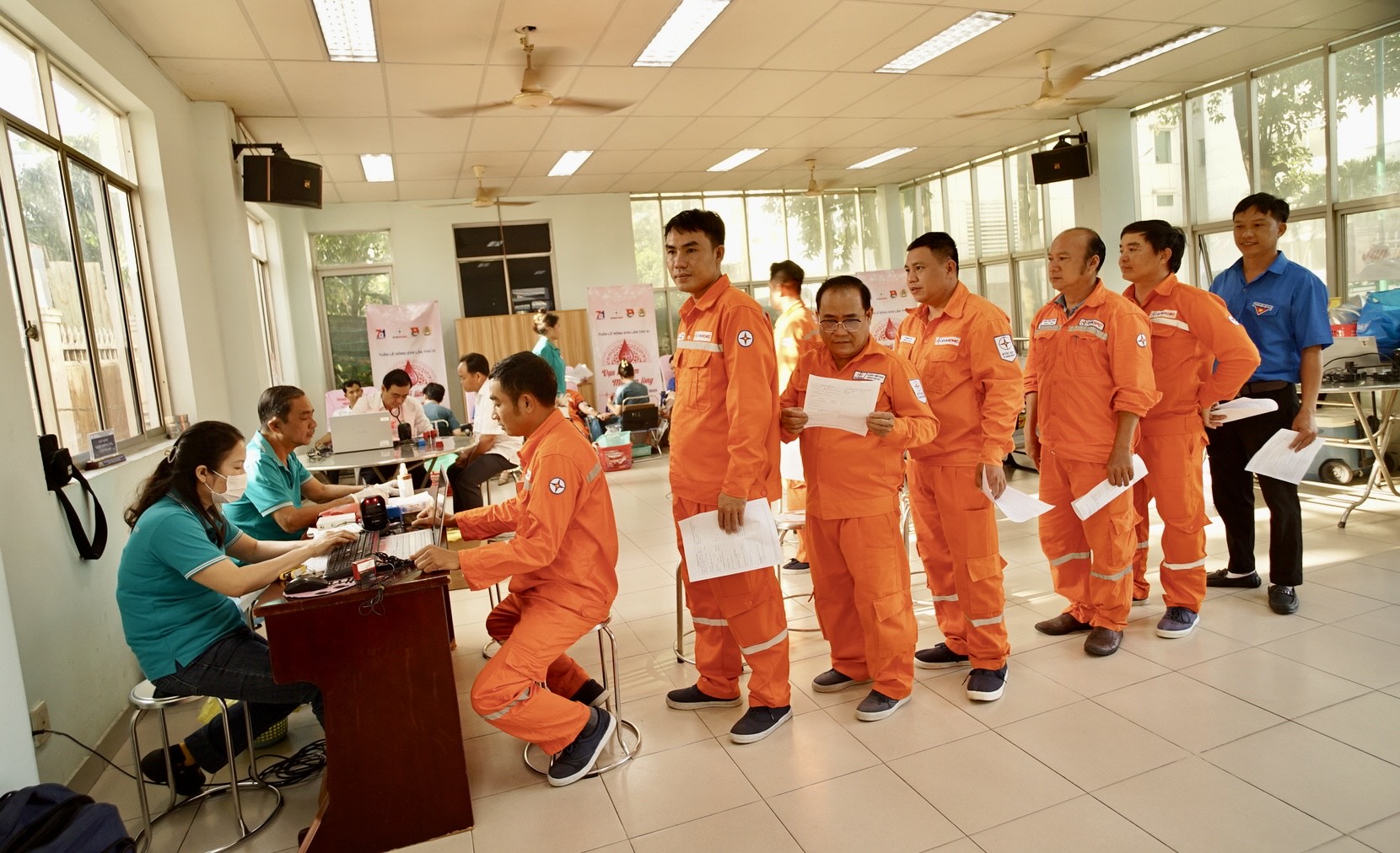 Điện lực khu vực Bình Dương hiến gần 200 đơn vị máu- Ảnh 2. Điện lực khu vực Bình Dương hiến gần 200 đơn vị máu- Ảnh 2.