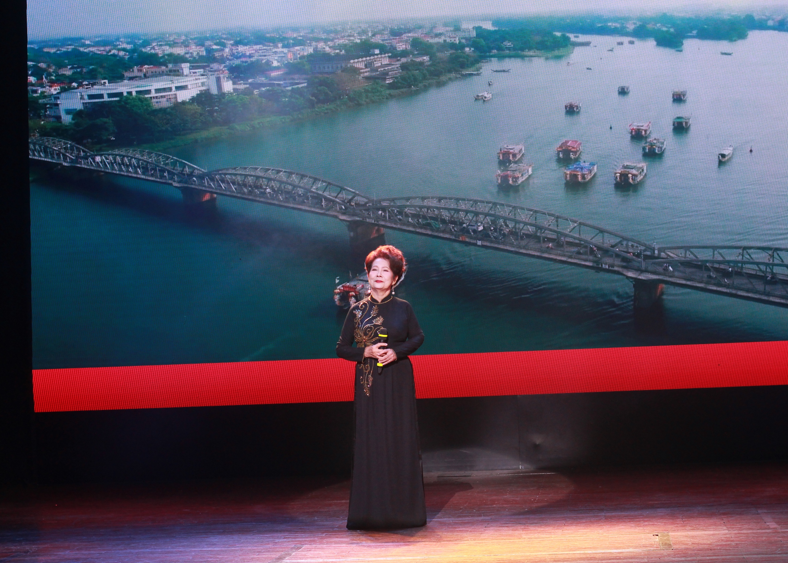 NSND Minh Vương phá lệ làm điều đặc biệt trong đêm nhạc hướng về miền Trung- Ảnh 8. NSND Minh Vương phá lệ làm điều đặc biệt trong đêm nhạc hướng về miền Trung- Ảnh 8.