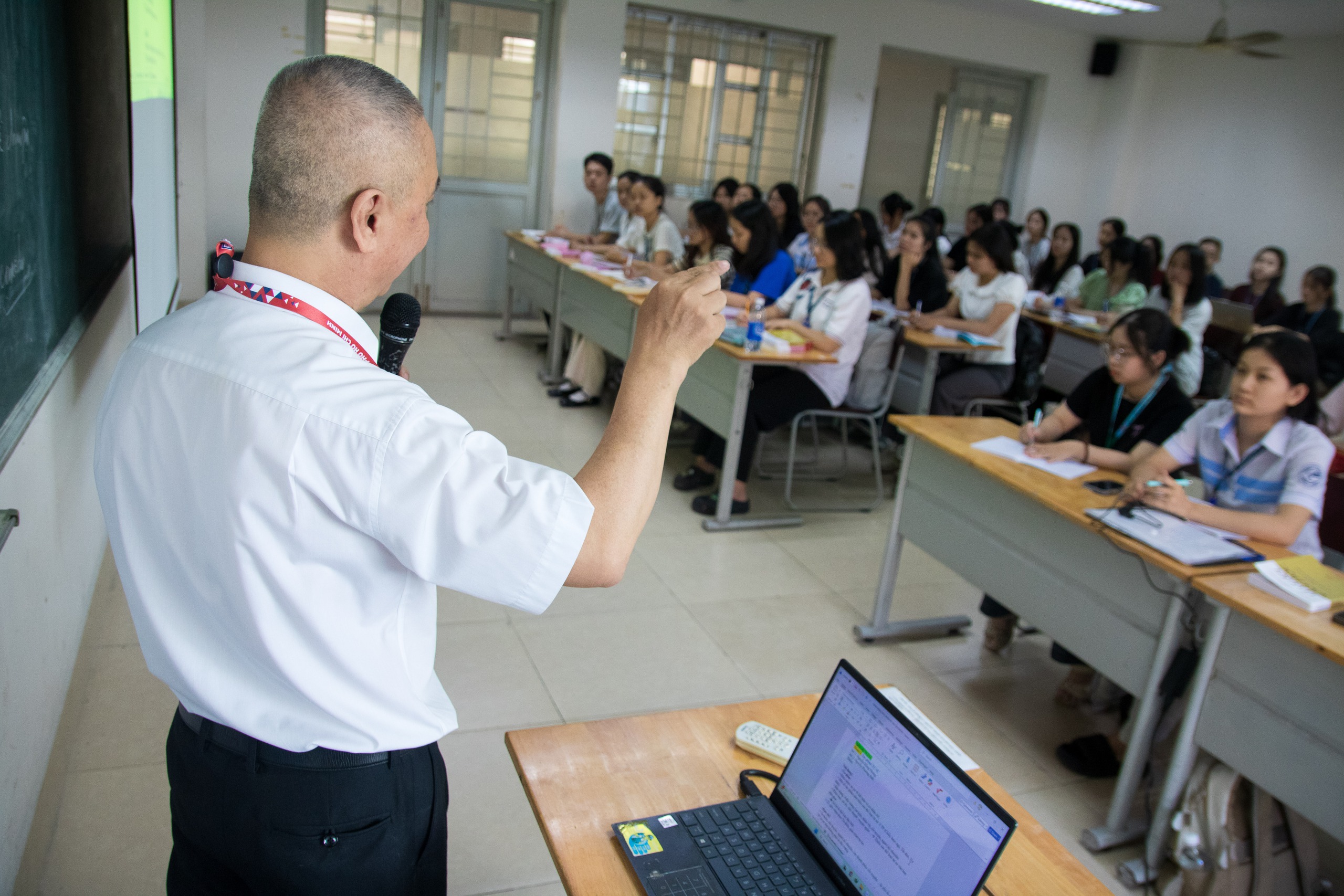 Để bài giảng của thầy cô hấp dẫn học trò thời AI - Ảnh 1.