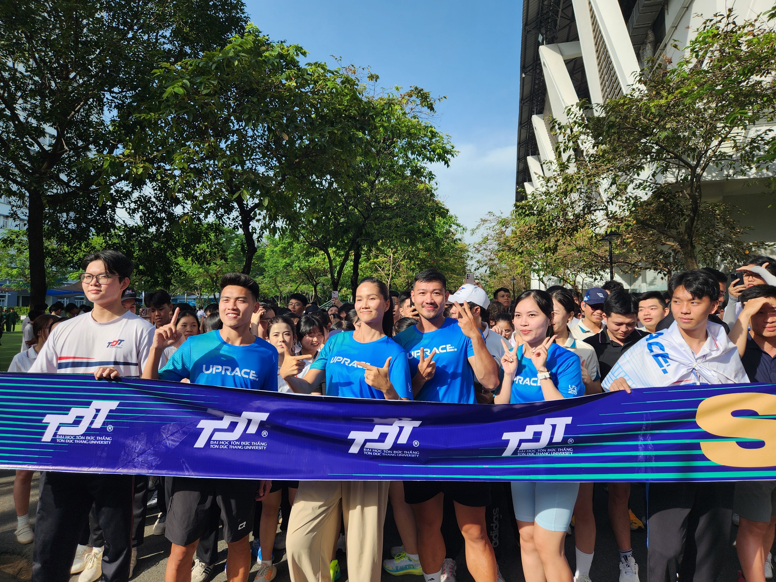 Hoa hậu H'Hen Niê chạy bộ cùng 2.000 sinh viên, giảng viên, người lao động - Ảnh 1.