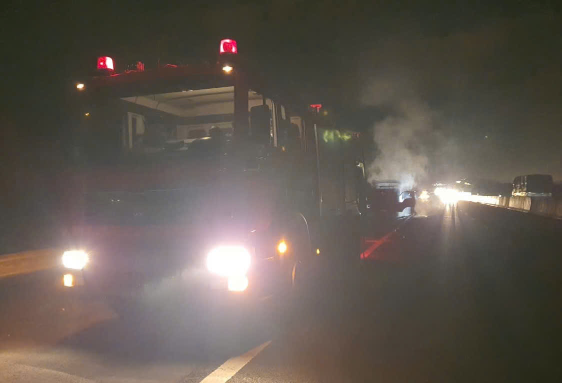 Cháy xe tải trên cao tốc Phan Thiết - Dầu Giây lúc rạng sáng - Ảnh 2.