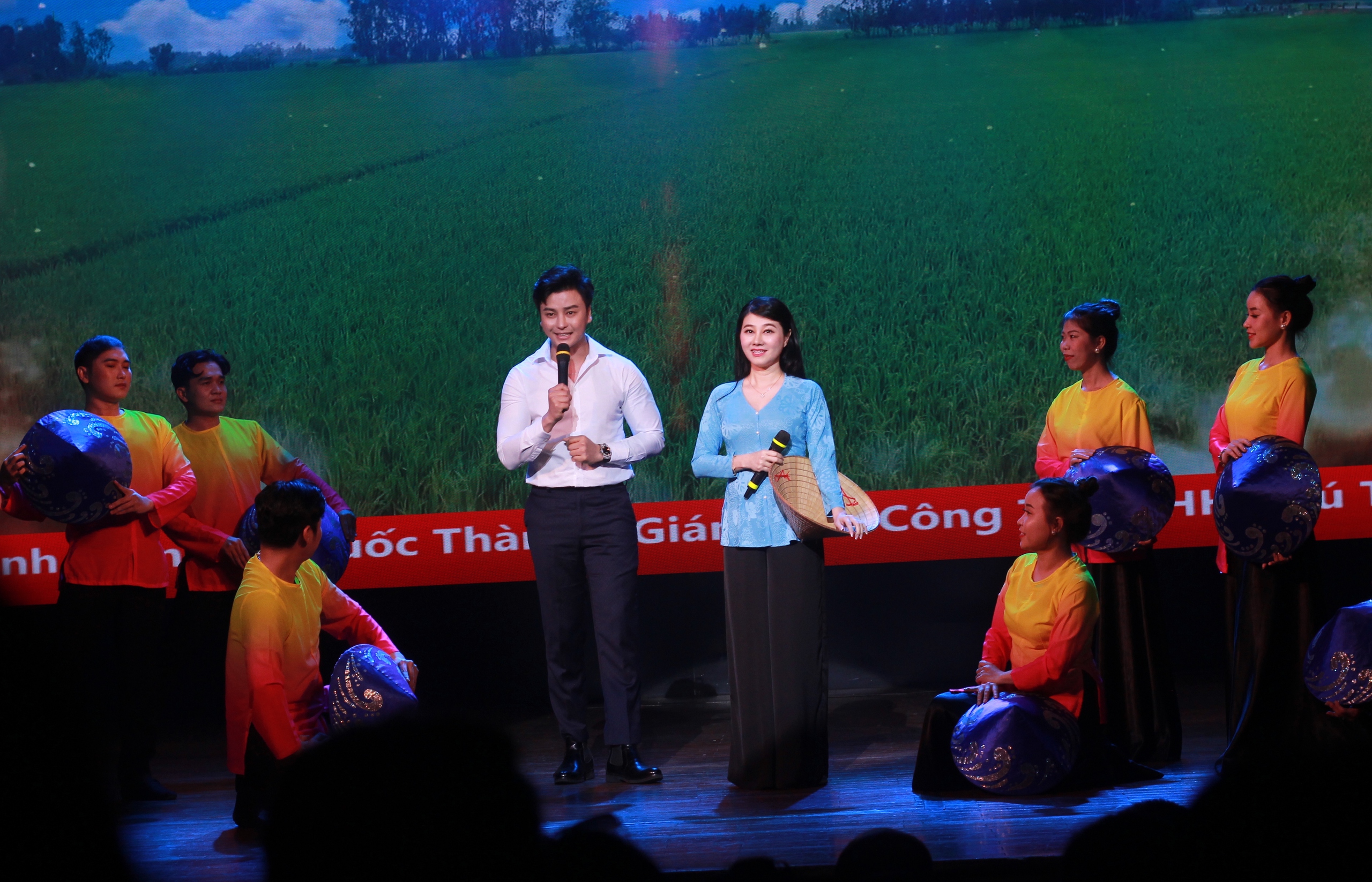 NSND Minh Vương phá lệ làm điều đặc biệt trong đêm nhạc hướng về miền Trung- Ảnh 9. NSND Minh Vương phá lệ làm điều đặc biệt trong đêm nhạc hướng về miền Trung- Ảnh 9.