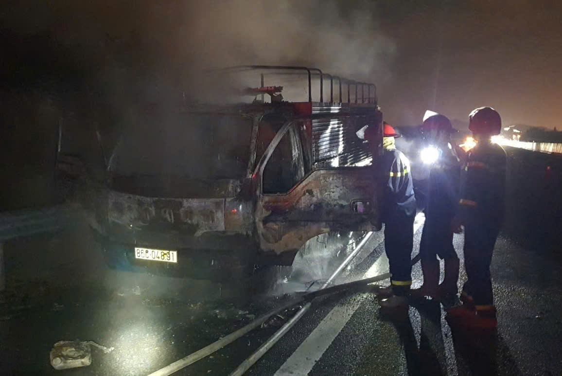 Cháy xe tải trên cao tốc Phan Thiết - Dầu Giây lúc rạng sáng - Ảnh 1.