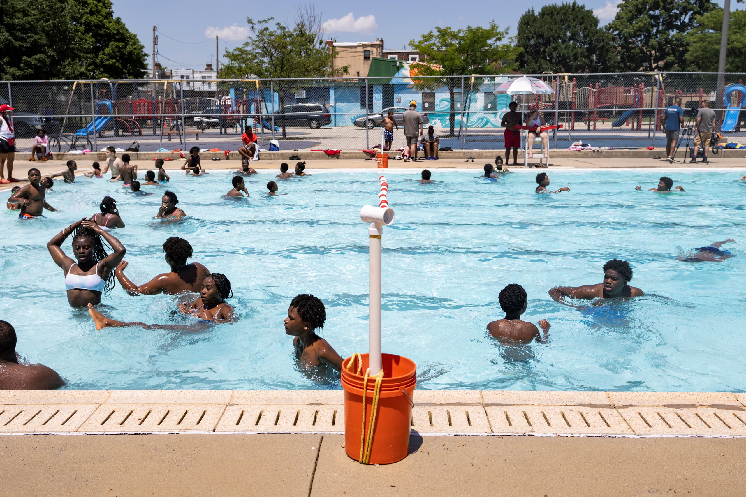 Nghiên cứu mới bác bỏ quan niệm 'người da đen không thể nổi trên mặt nước' - Ảnh 1.