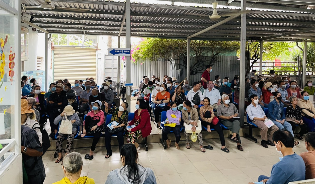 Người dân than phiền bệnh viện công thiếu bãi giữ xe, nhà vệ sinh hôi- Ảnh 1. Người dân than phiền bệnh viện công thiếu bãi giữ xe, nhà vệ sinh hôi- Ảnh 1.