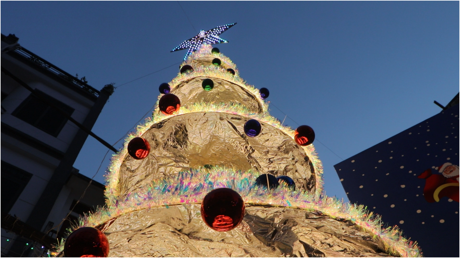 Xóm đạo sáng rực với cây thông 5 mét: ‘Cả xóm cùng góp công’ - Ảnh 1.