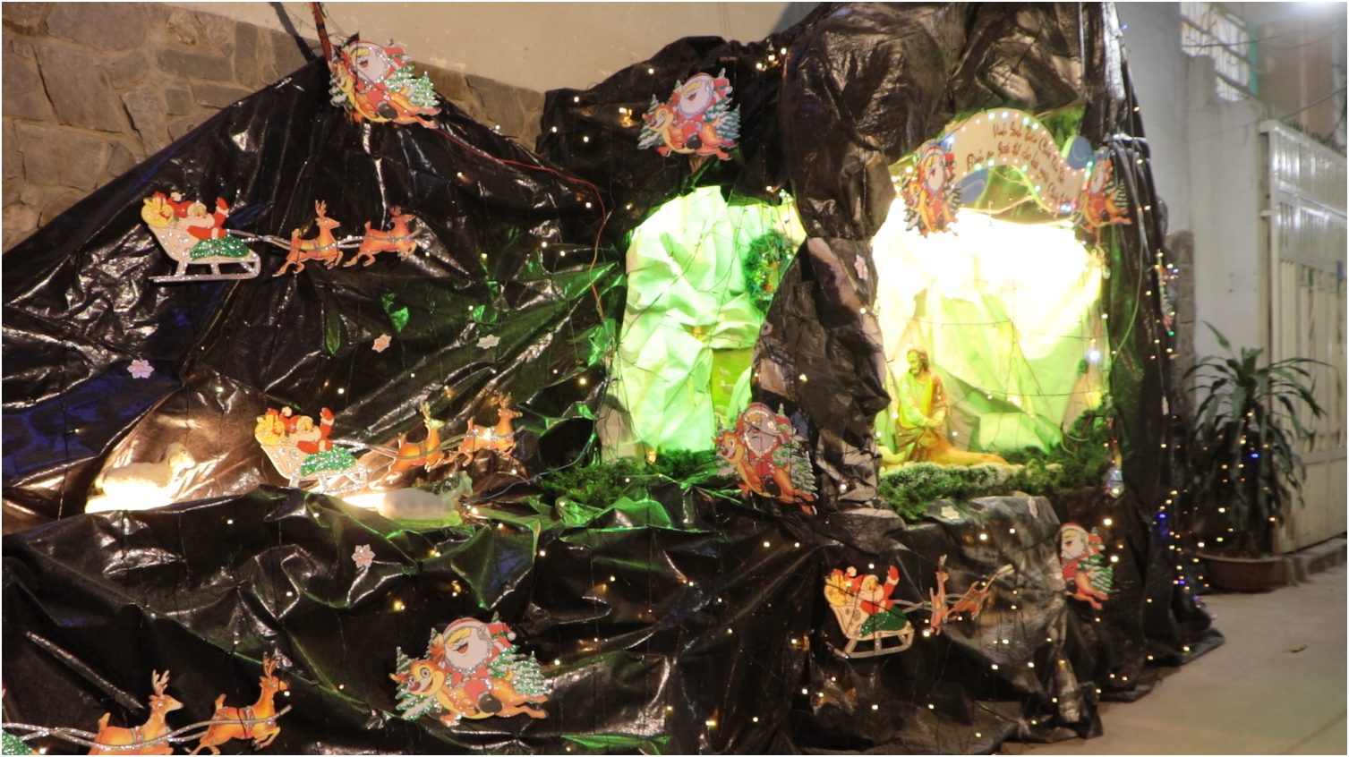 Xóm đạo sáng rực với cây thông 5 mét: ‘Cả xóm cùng góp công’ - Ảnh 2.