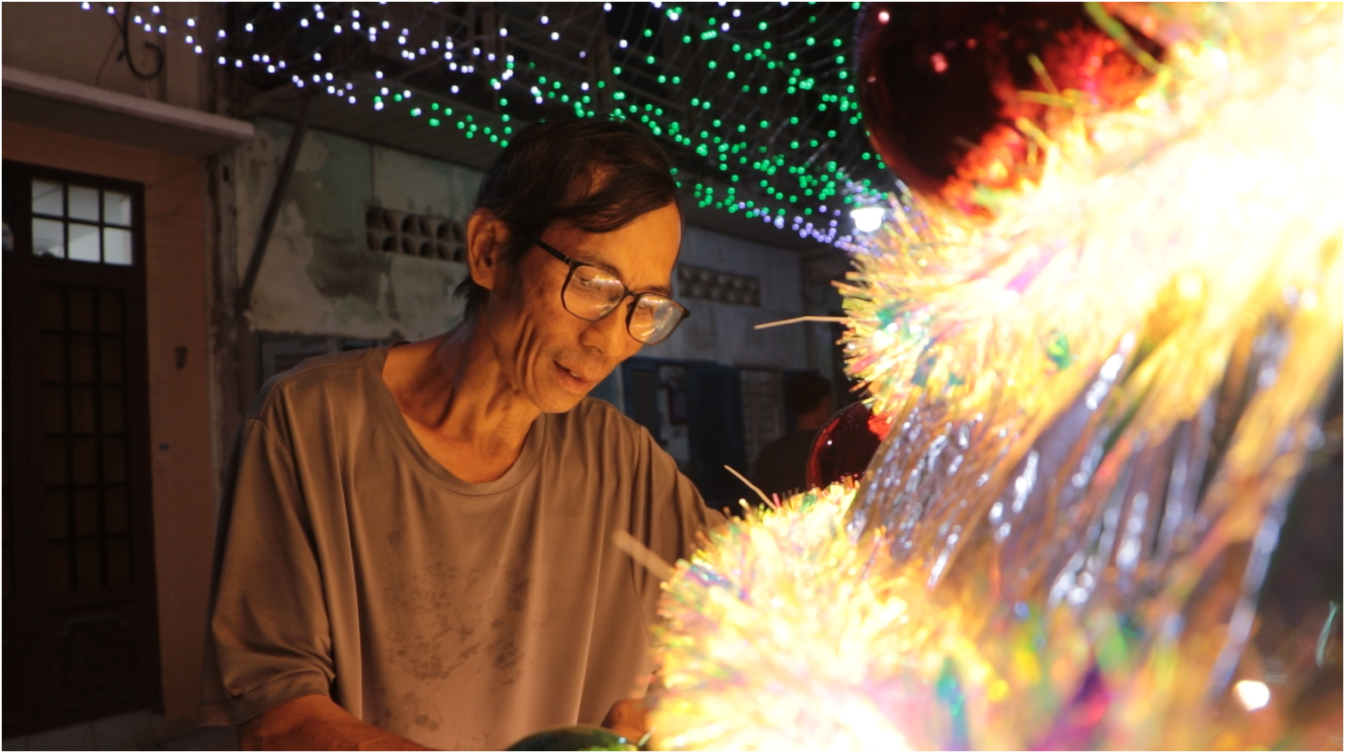 Xóm đạo sáng rực với cây thông 5 mét: ‘Cả xóm cùng góp công’ - Ảnh 3.