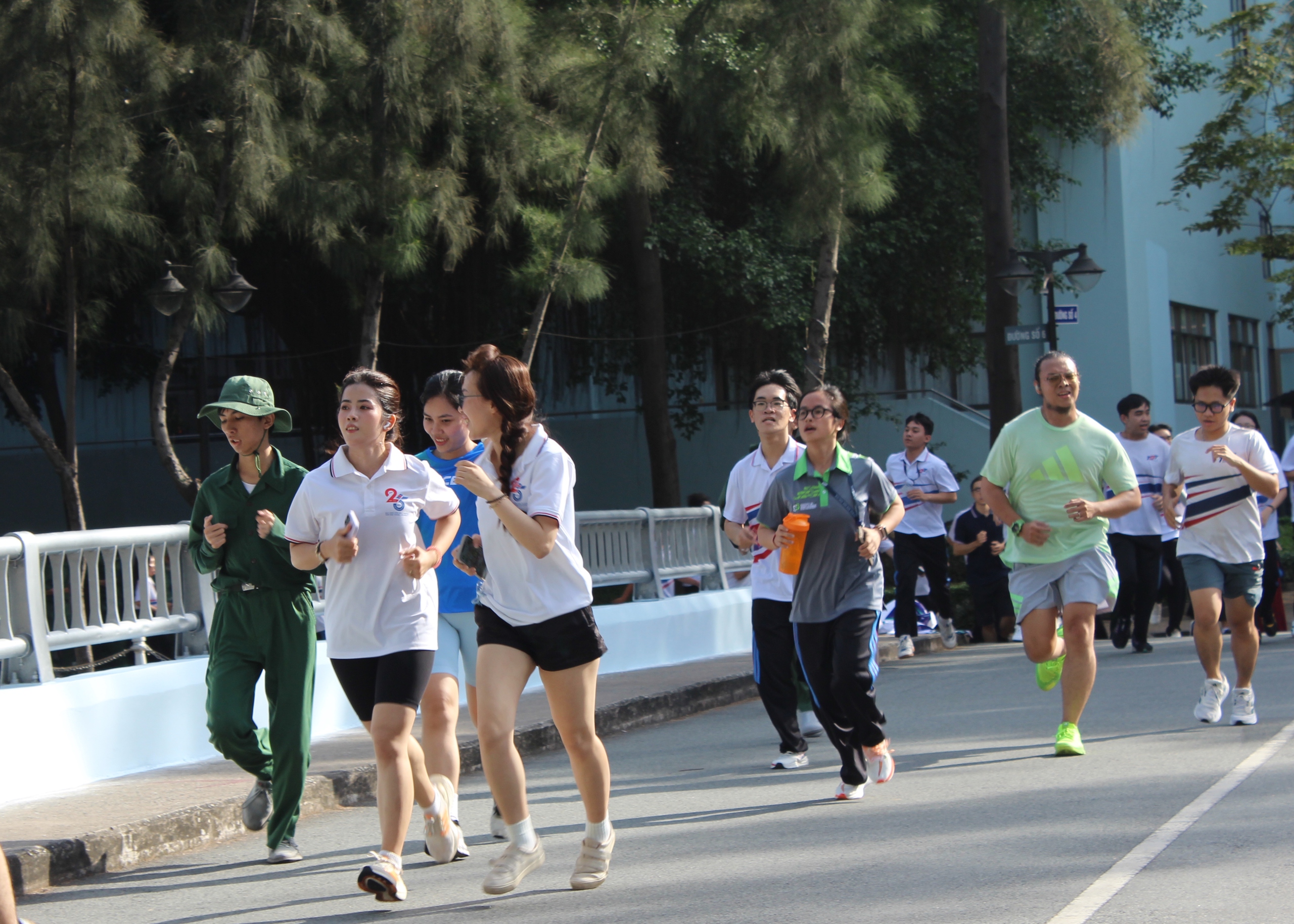 Hoa hậu H'Hen Niê chạy bộ cùng 2.000 sinh viên, giảng viên, người lao động - Ảnh 5.