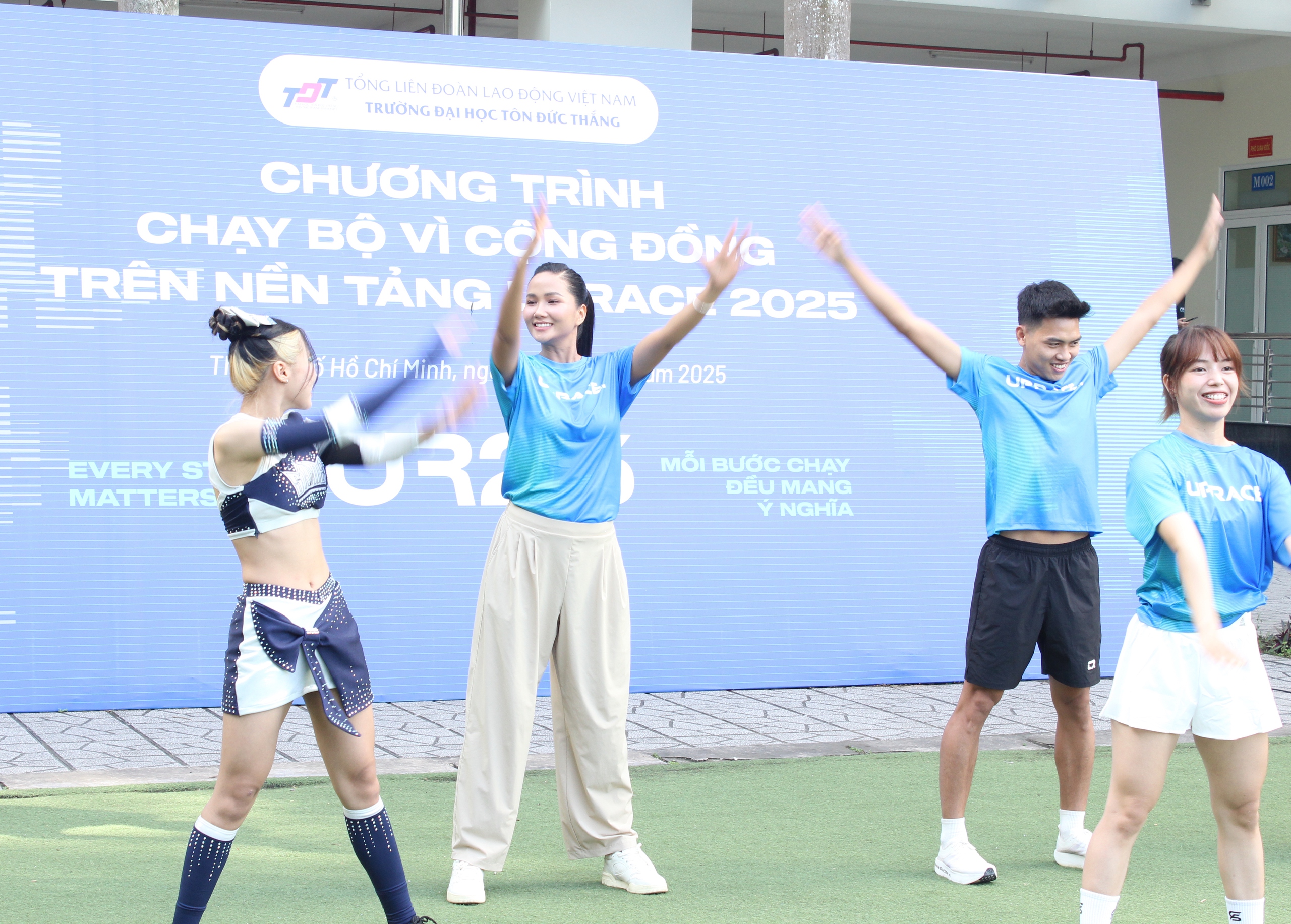 Hoa hậu H'Hen Niê chạy bộ cùng 2.000 sinh viên, giảng viên, người lao động - Ảnh 2.