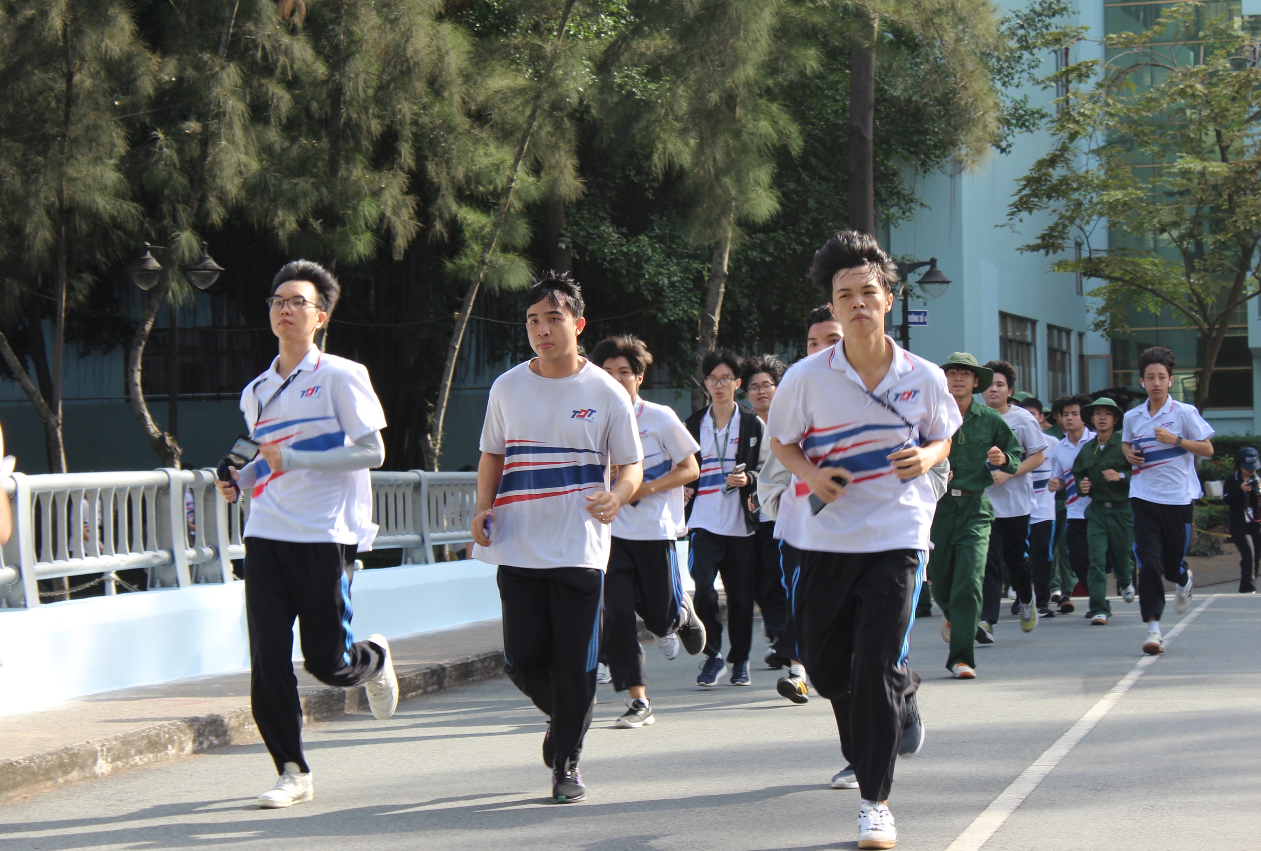 Hoa hậu H'Hen Niê chạy bộ cùng 2.000 sinh viên, giảng viên, người lao động - Ảnh 8.