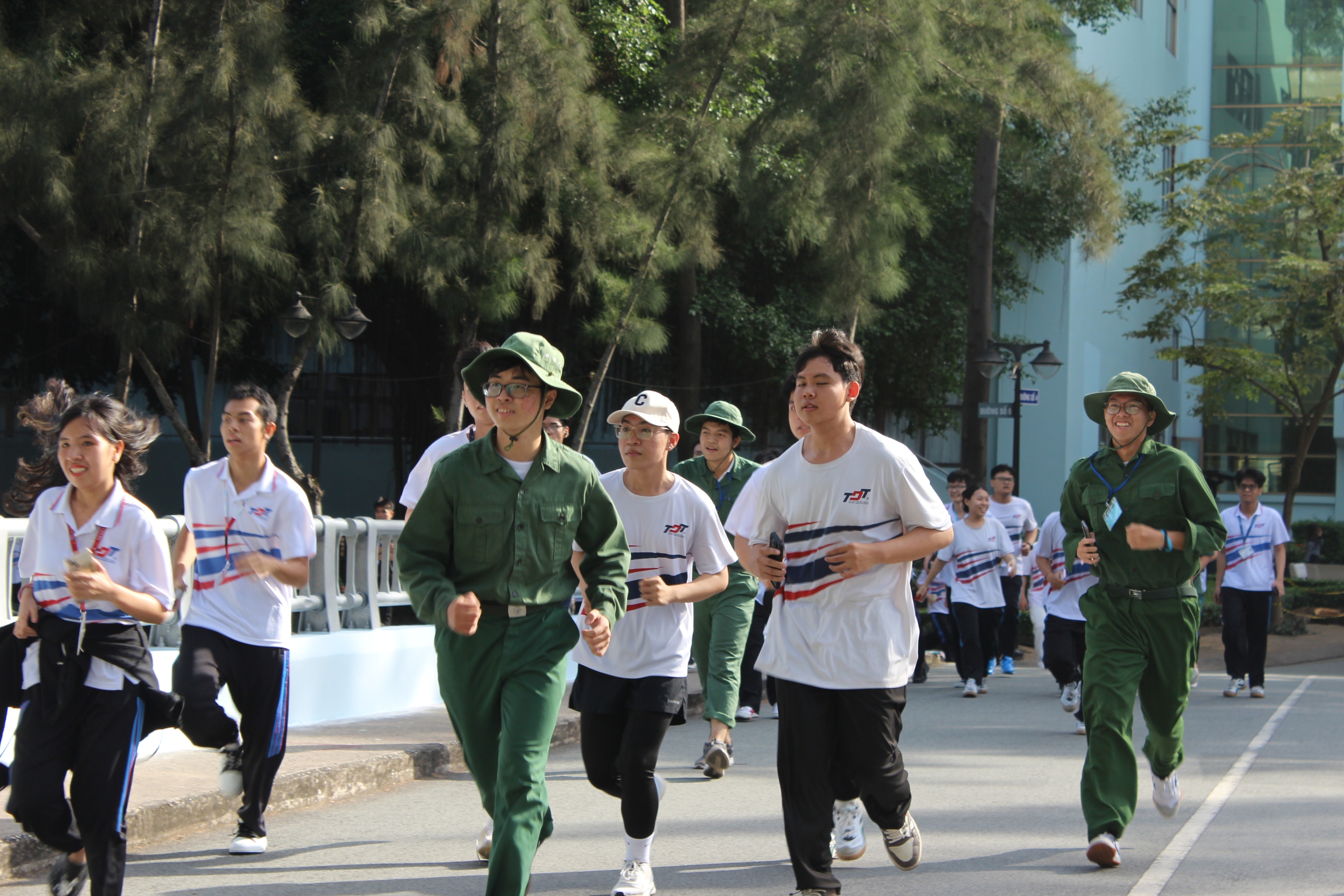 Hoa hậu H'Hen Niê chạy bộ cùng 2.000 sinh viên, giảng viên, người lao động - Ảnh 6.