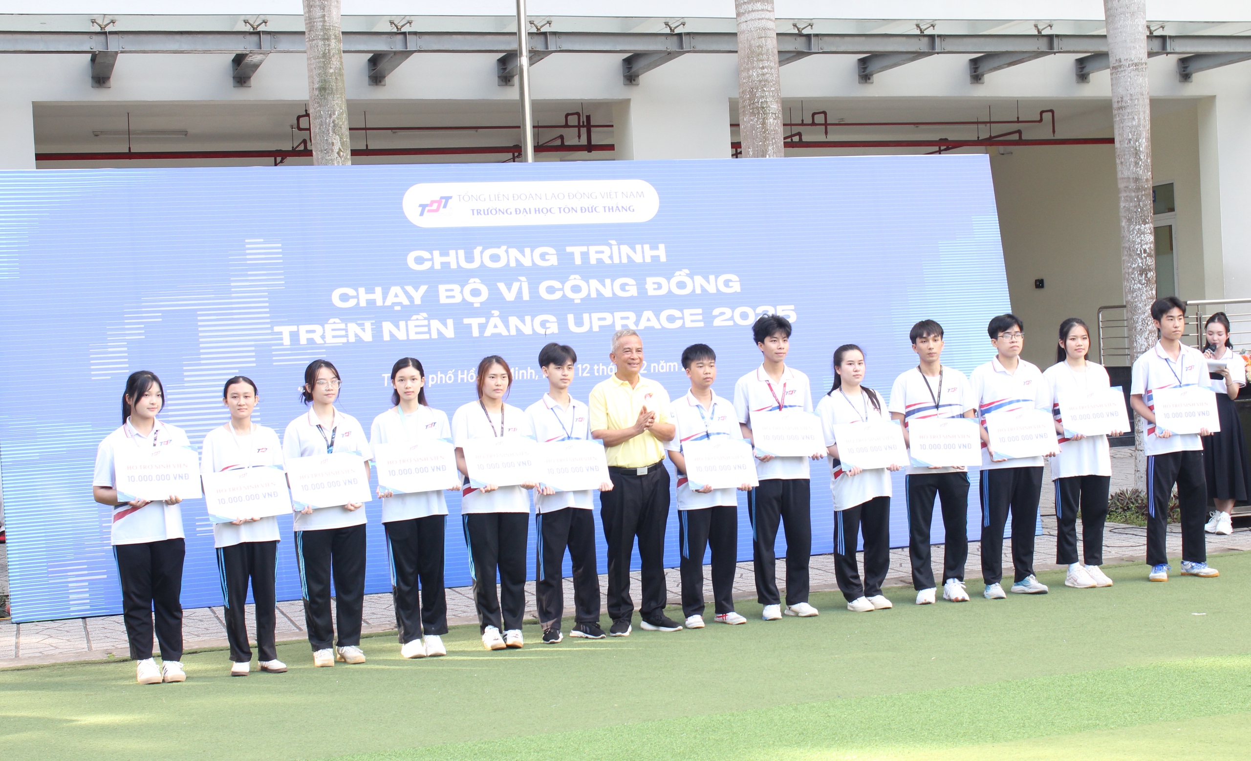 Hoa hậu H'Hen Niê chạy bộ cùng 2.000 sinh viên, giảng viên, người lao động - Ảnh 7.