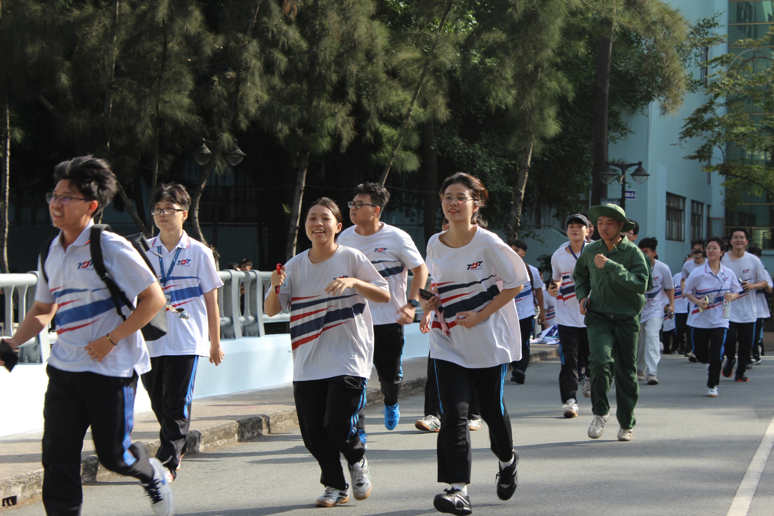 Hoa hậu H'Hen Niê chạy bộ cùng 2.000 sinh viên, giảng viên, người lao động - Ảnh 4.