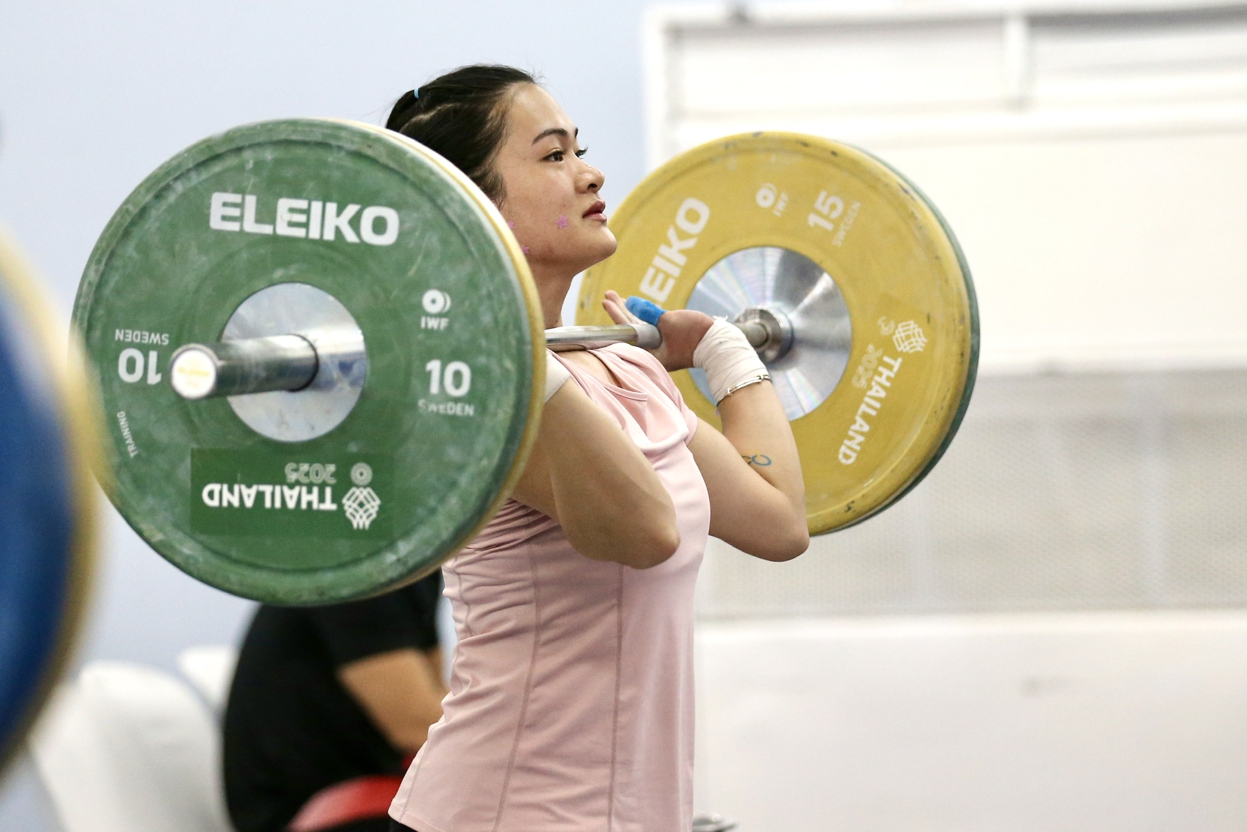 Cử tạ Việt Nam ‘bung lụa’ hôm nay: Săn vàng trong thế khó, chỉ tiêu cực bất ngờ- Ảnh 9. Cử tạ Việt Nam ‘bung lụa’ hôm nay: Săn vàng trong thế khó, chỉ tiêu cực bất ngờ- Ảnh 9.