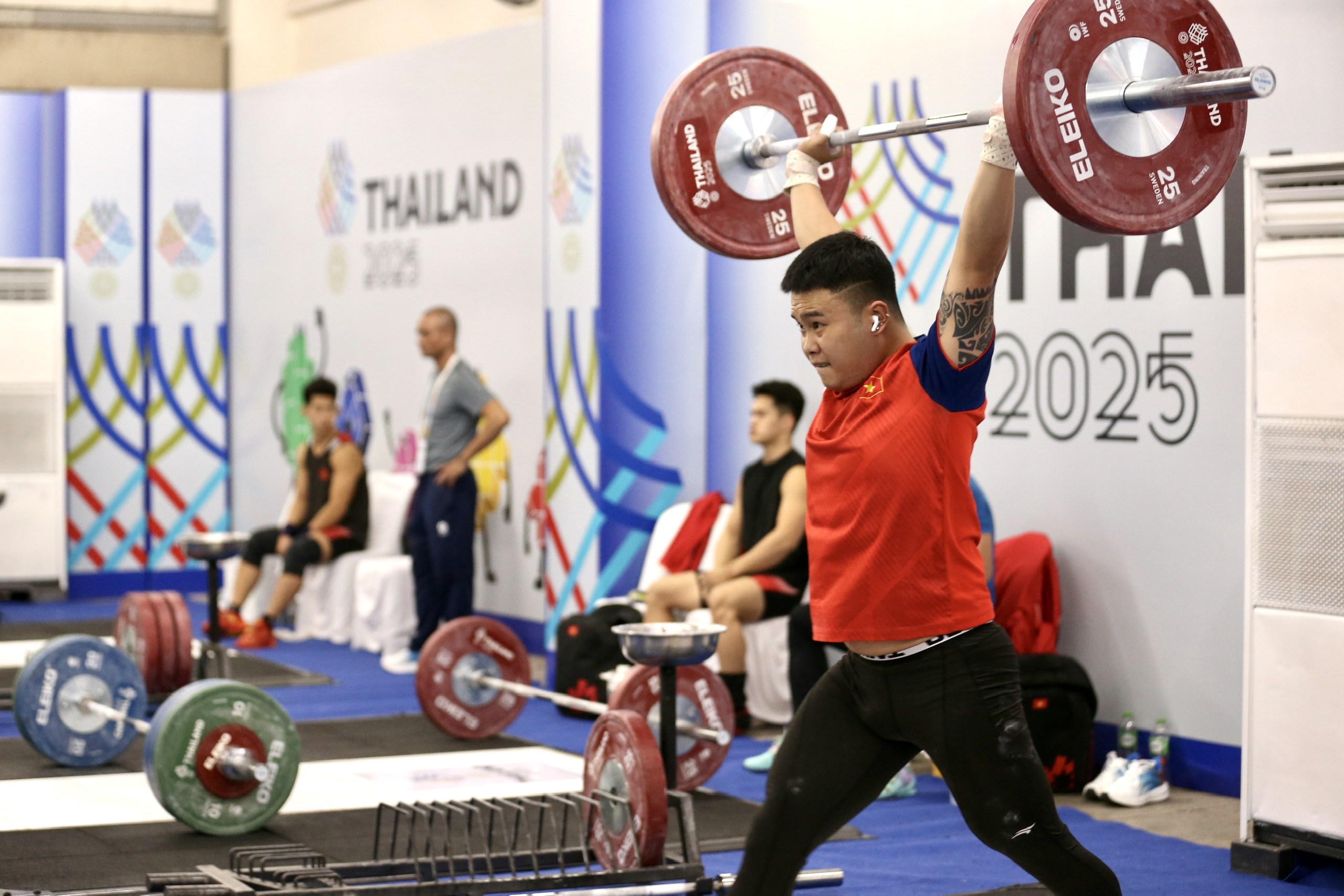 Cử tạ Việt Nam ‘bung lụa’ hôm nay: Săn vàng trong thế khó, chỉ tiêu cực bất ngờ- Ảnh 4. Cử tạ Việt Nam ‘bung lụa’ hôm nay: Săn vàng trong thế khó, chỉ tiêu cực bất ngờ- Ảnh 4.