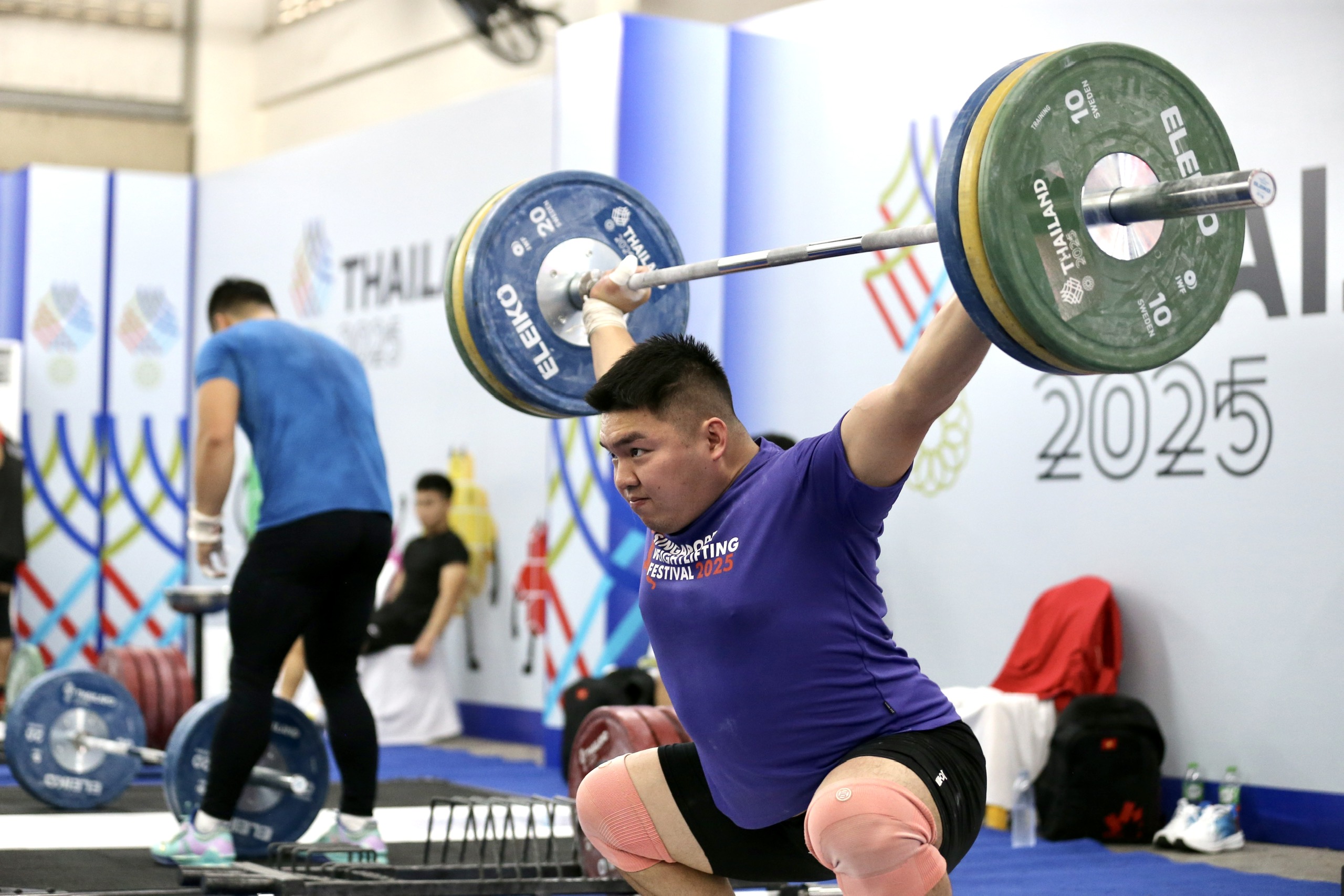 Cử tạ Việt Nam ‘bung lụa’ hôm nay: Săn vàng trong thế khó, chỉ tiêu cực bất ngờ- Ảnh 8. Cử tạ Việt Nam ‘bung lụa’ hôm nay: Săn vàng trong thế khó, chỉ tiêu cực bất ngờ- Ảnh 8.