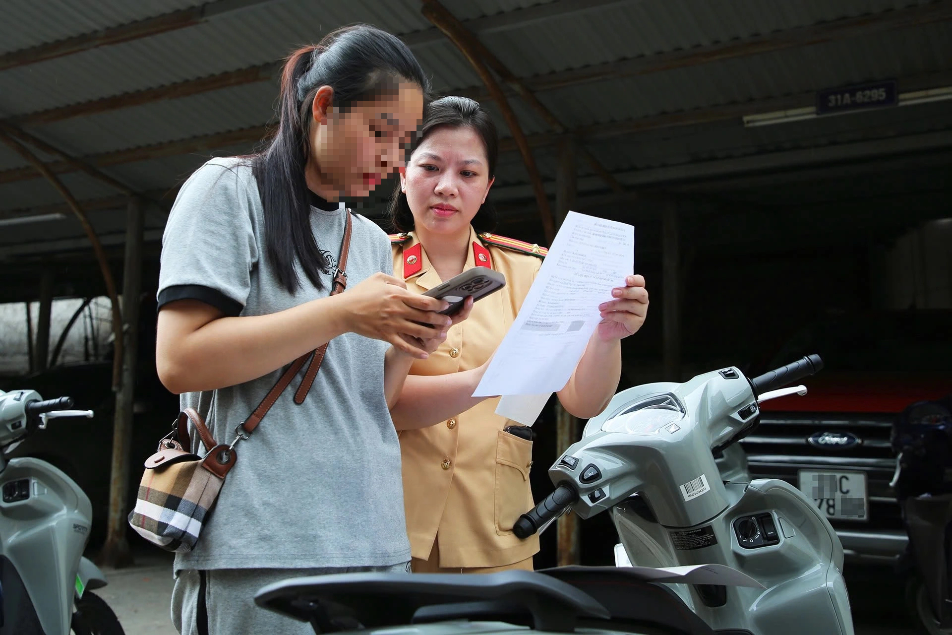 Cục CSGT cảnh báo rủi ro khi đứng tên hàng ngàn xe máy mà chưa sang tên - Ảnh 1.