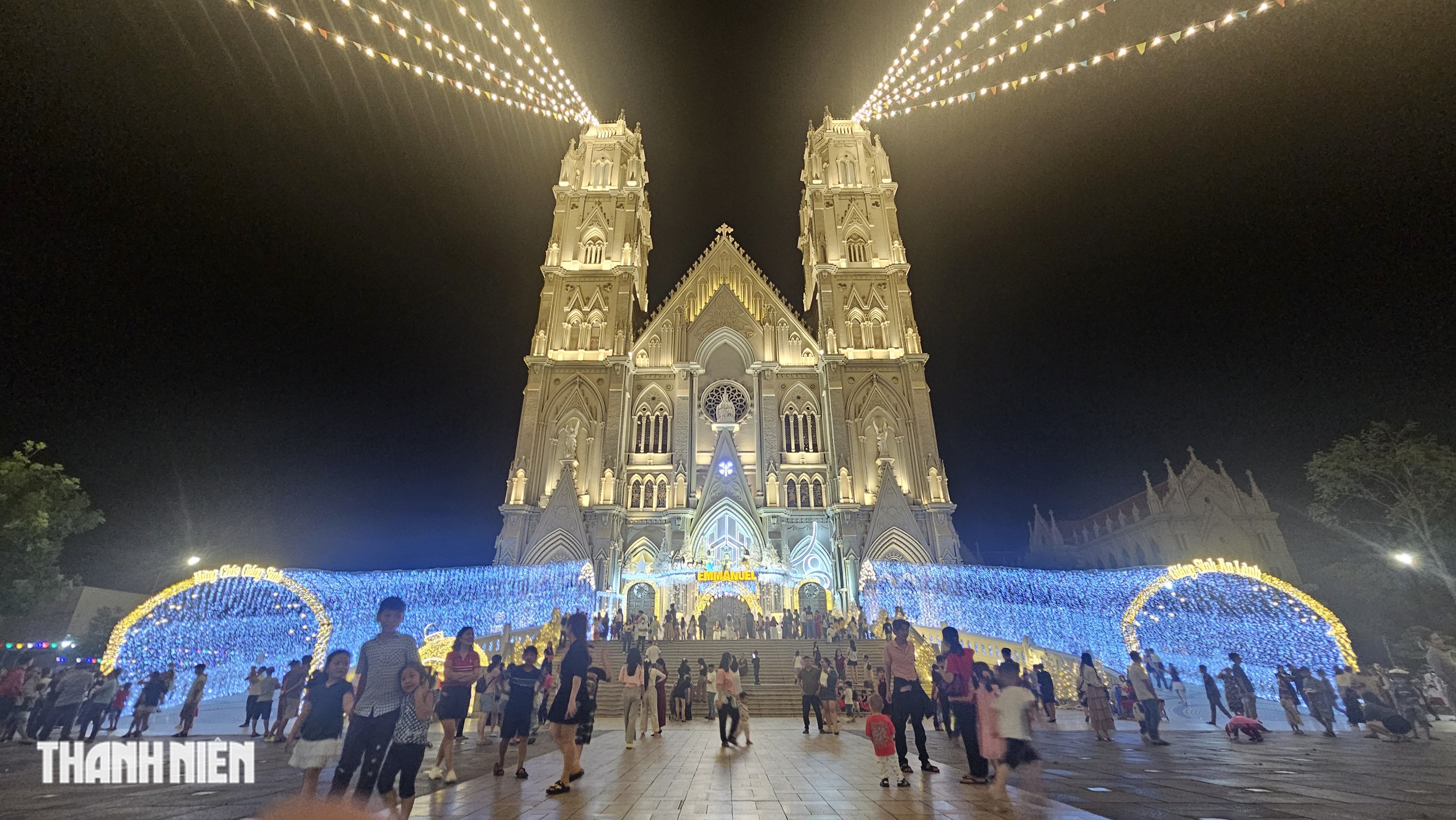Nhà thờ Song Vĩnh rực sáng quốc lộ 51: Cả ngàn người đổ về check-in mỗi đêm- Ảnh 2. Nhà thờ Song Vĩnh rực sáng quốc lộ 51: Cả ngàn người đổ về check-in mỗi đêm- Ảnh 2.