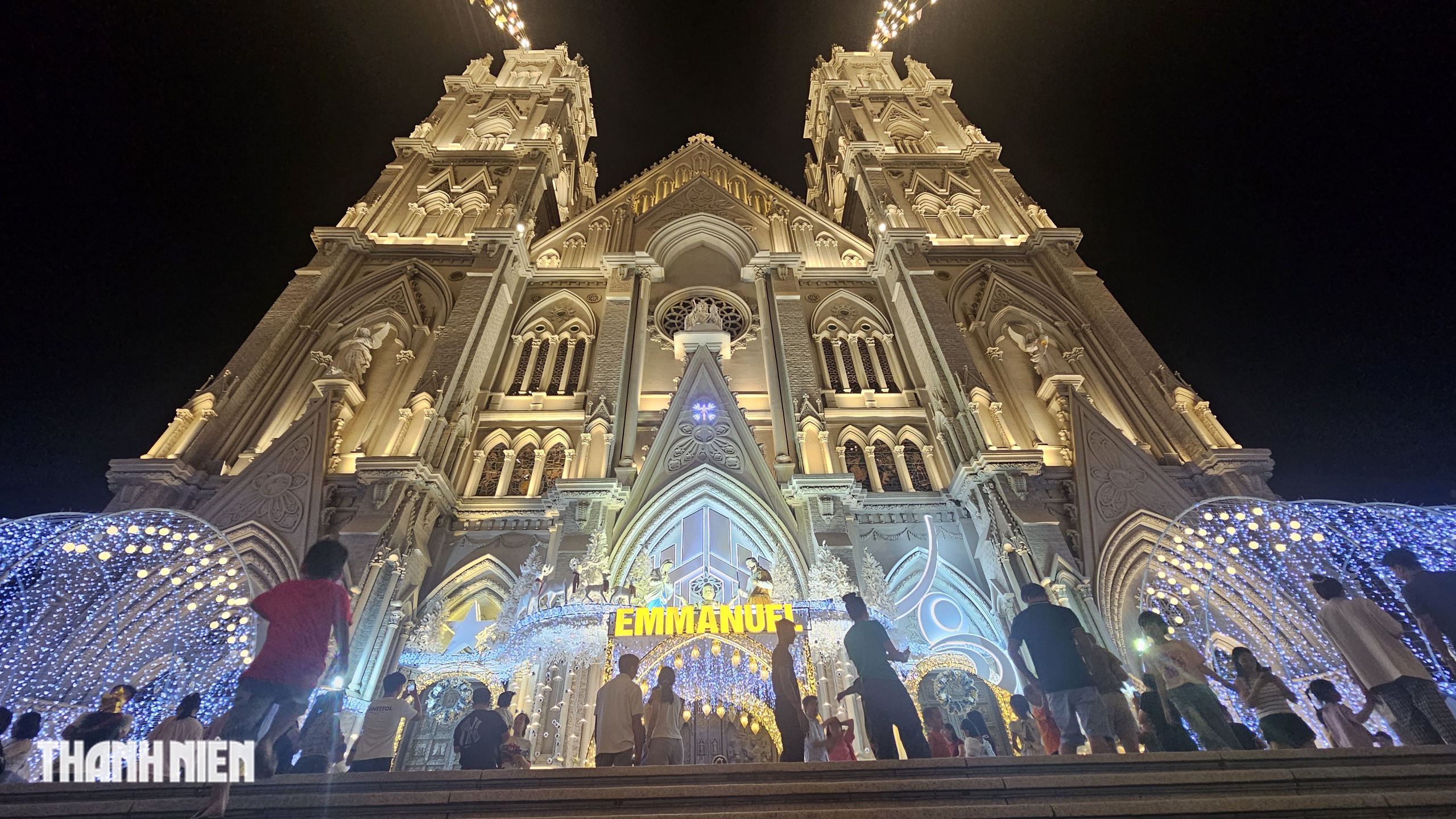 Nhà thờ Song Vĩnh rực sáng quốc lộ 51: Cả ngàn người đổ về check-in mỗi đêm- Ảnh 9. Nhà thờ Song Vĩnh rực sáng quốc lộ 51: Cả ngàn người đổ về check-in mỗi đêm- Ảnh 9.
