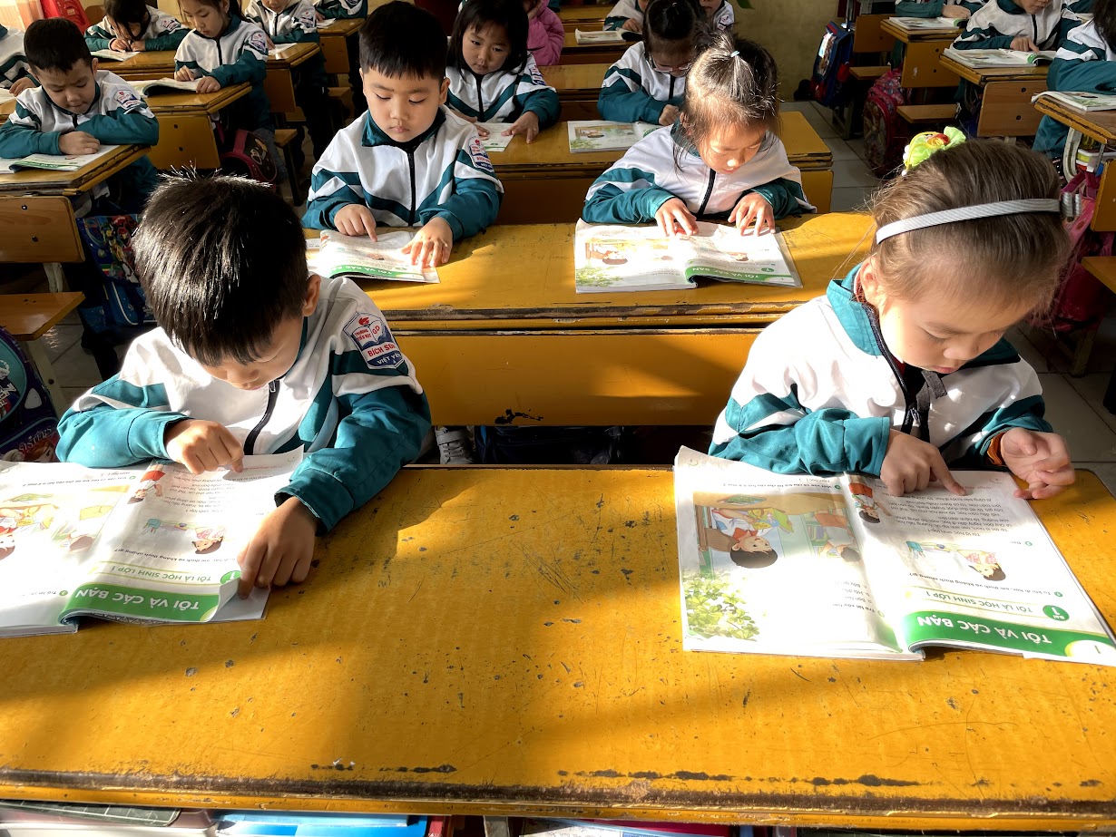 Bỏ quy định chọn sách giáo khoa, giảm thủ tục chuyển trường - Ảnh 1.