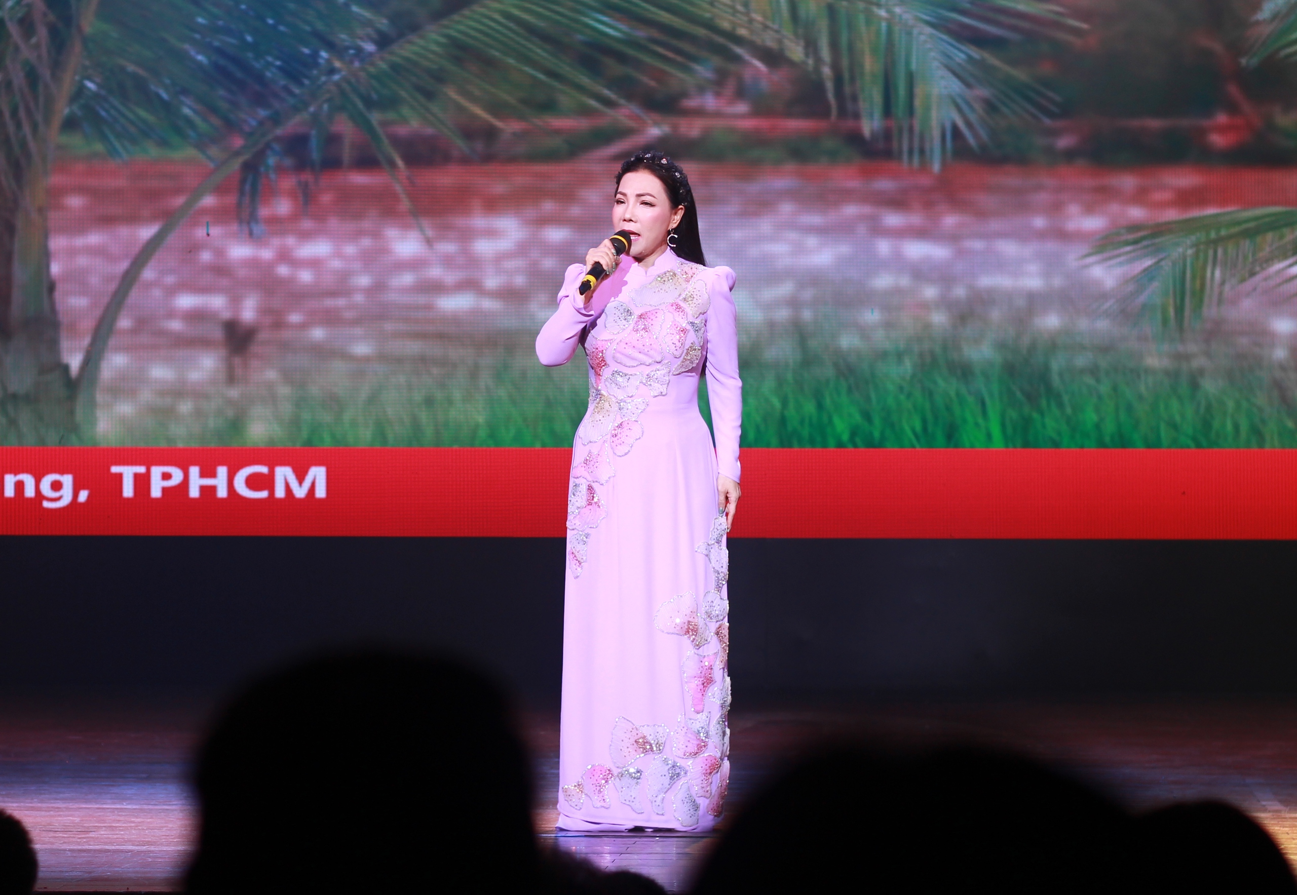 NSND Minh Vương phá lệ làm điều đặc biệt trong đêm nhạc hướng về miền Trung- Ảnh 3. NSND Minh Vương phá lệ làm điều đặc biệt trong đêm nhạc hướng về miền Trung- Ảnh 3.