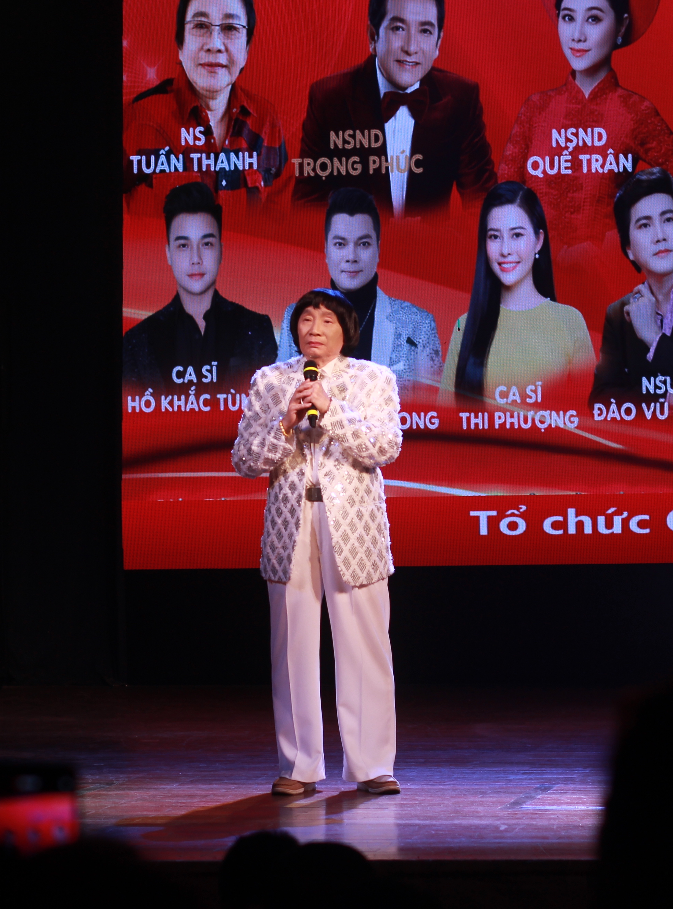 NSND Minh Vương phá lệ làm điều đặc biệt trong đêm nhạc hướng về miền Trung- Ảnh 1. NSND Minh Vương phá lệ làm điều đặc biệt trong đêm nhạc hướng về miền Trung- Ảnh 1.