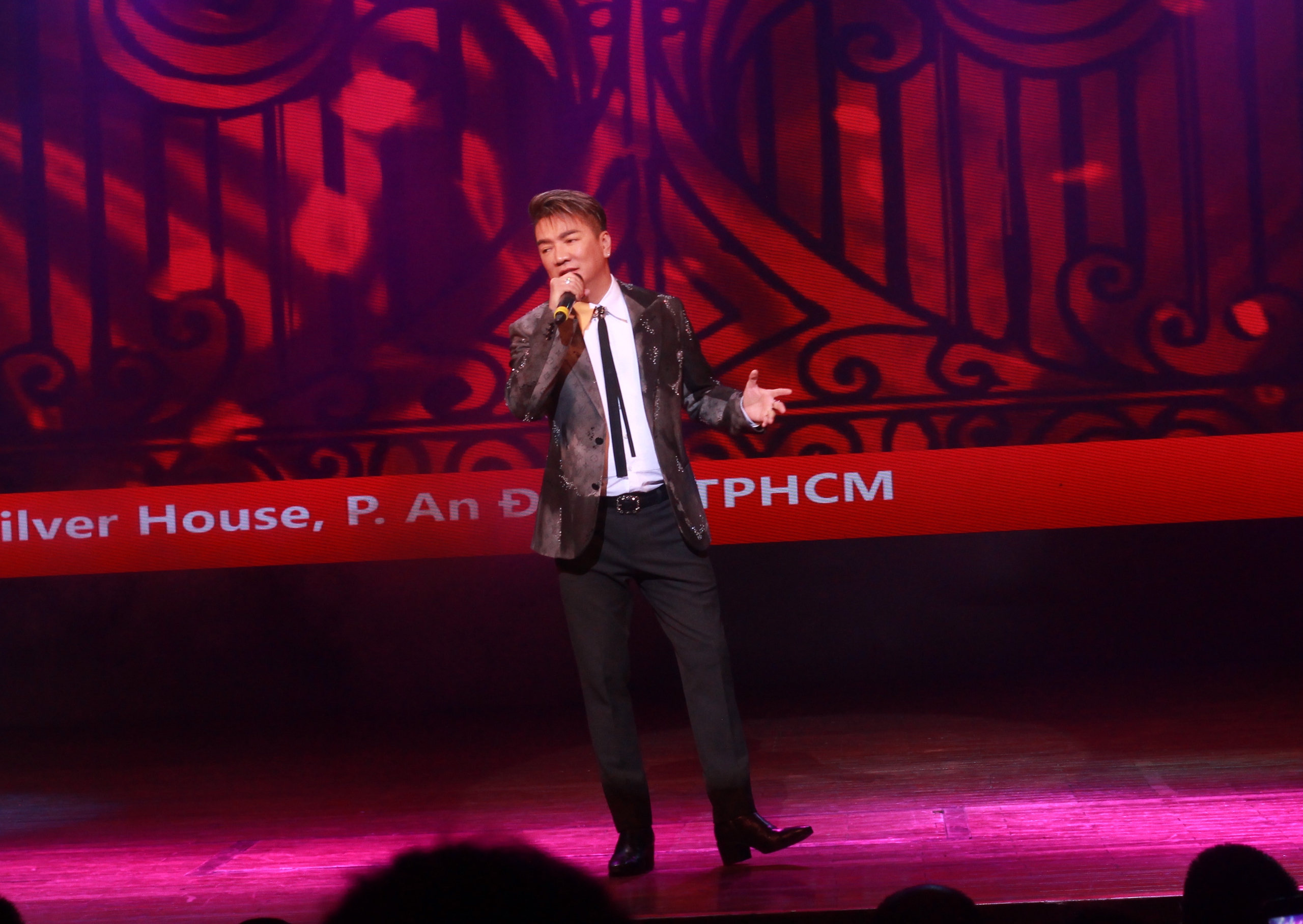 NSND Minh Vương phá lệ làm điều đặc biệt trong đêm nhạc hướng về miền Trung- Ảnh 5. NSND Minh Vương phá lệ làm điều đặc biệt trong đêm nhạc hướng về miền Trung- Ảnh 5.