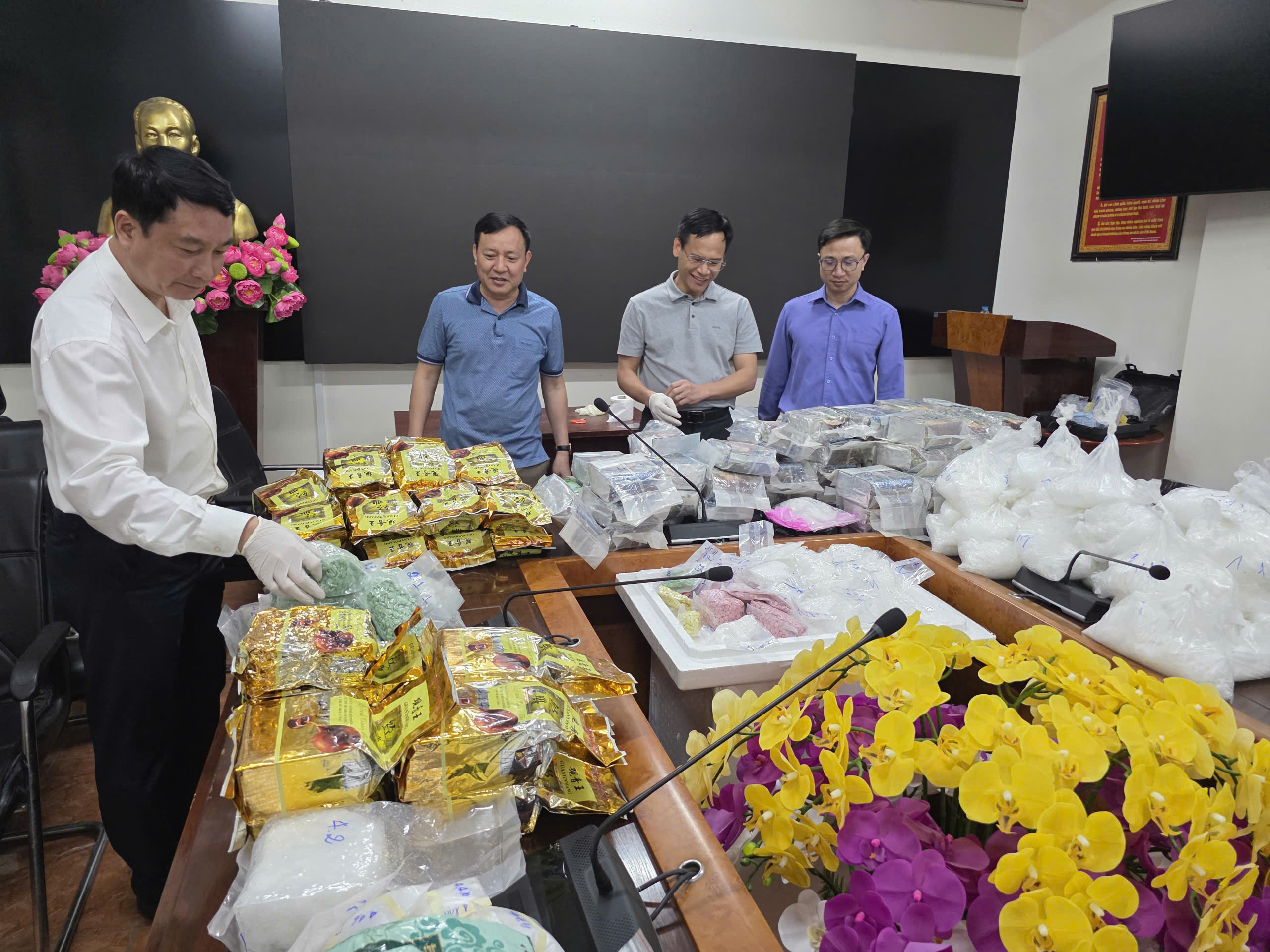 Phá đường dây ma túy xuyên quốc gia siêu 'khủng' giao dịch 1.500 tỉ trong 3 tháng- Ảnh 2. Phá đường dây ma túy xuyên quốc gia siêu 'khủng' giao dịch 1.500 tỉ trong 3 tháng- Ảnh 2.