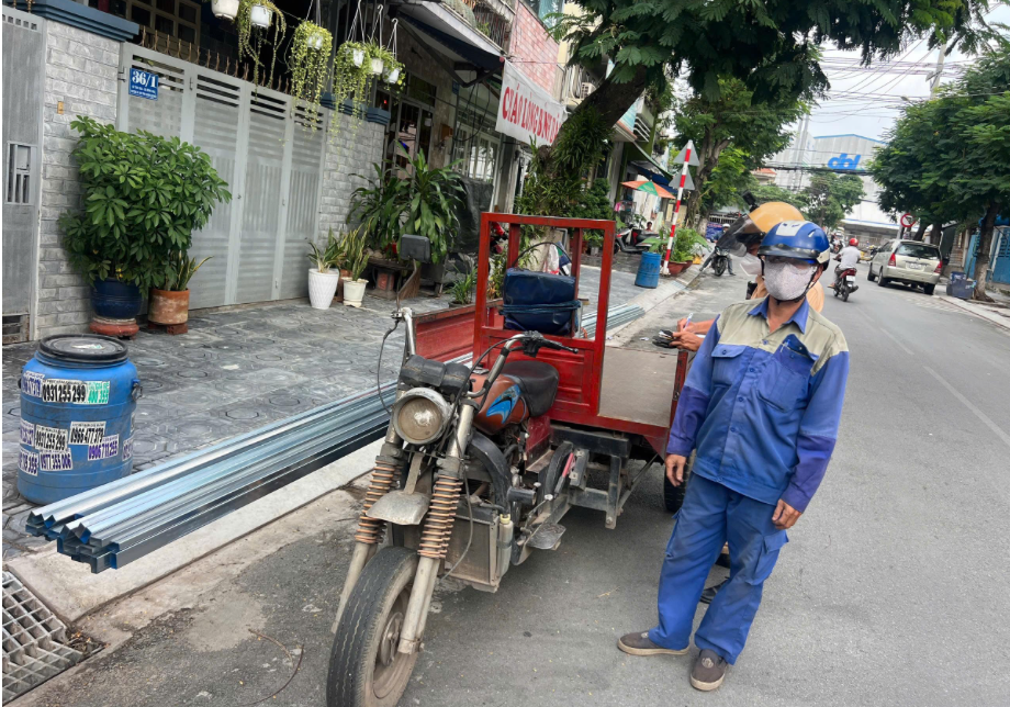 CSGT TP.HCM mạnh tay phạt xe 3 gác chở hàng cồng kềnh nghênh ngang đường phố- Ảnh 3.