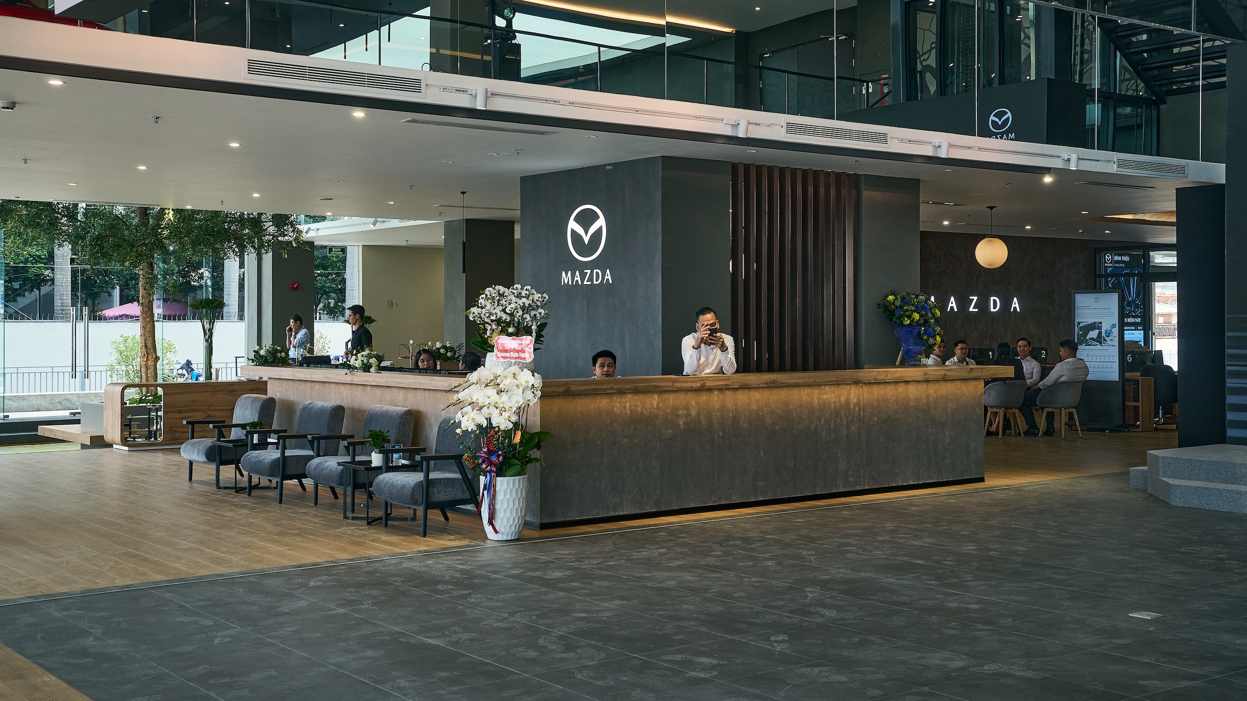 Có gì đáng chú ý trong showroom Flagship đầu tiên của Mazda tại Việt Nam? - Ảnh 1.