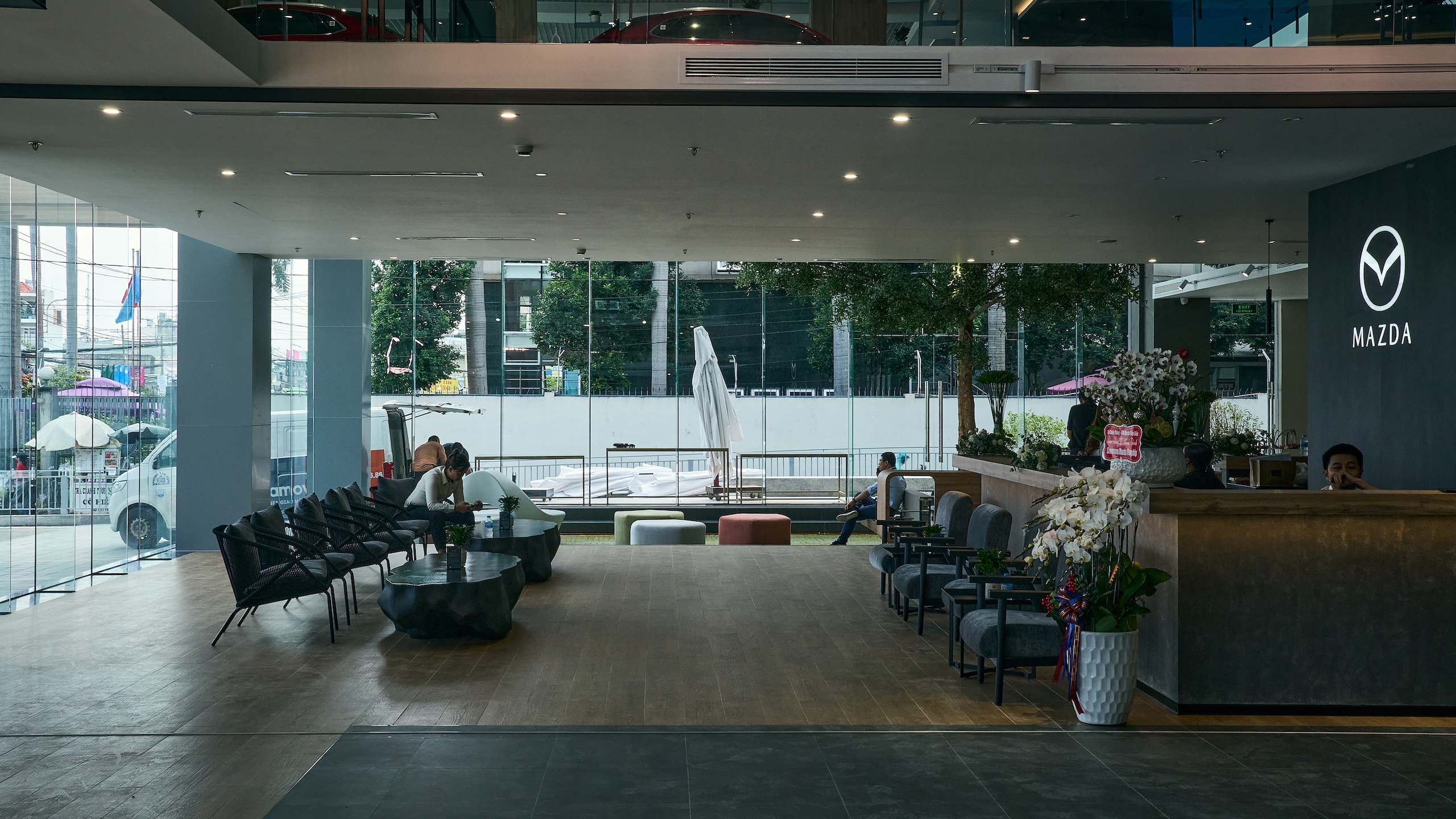 Có gì đáng chú ý trong showroom Flagship đầu tiên của Mazda tại Việt Nam? - Ảnh 2.