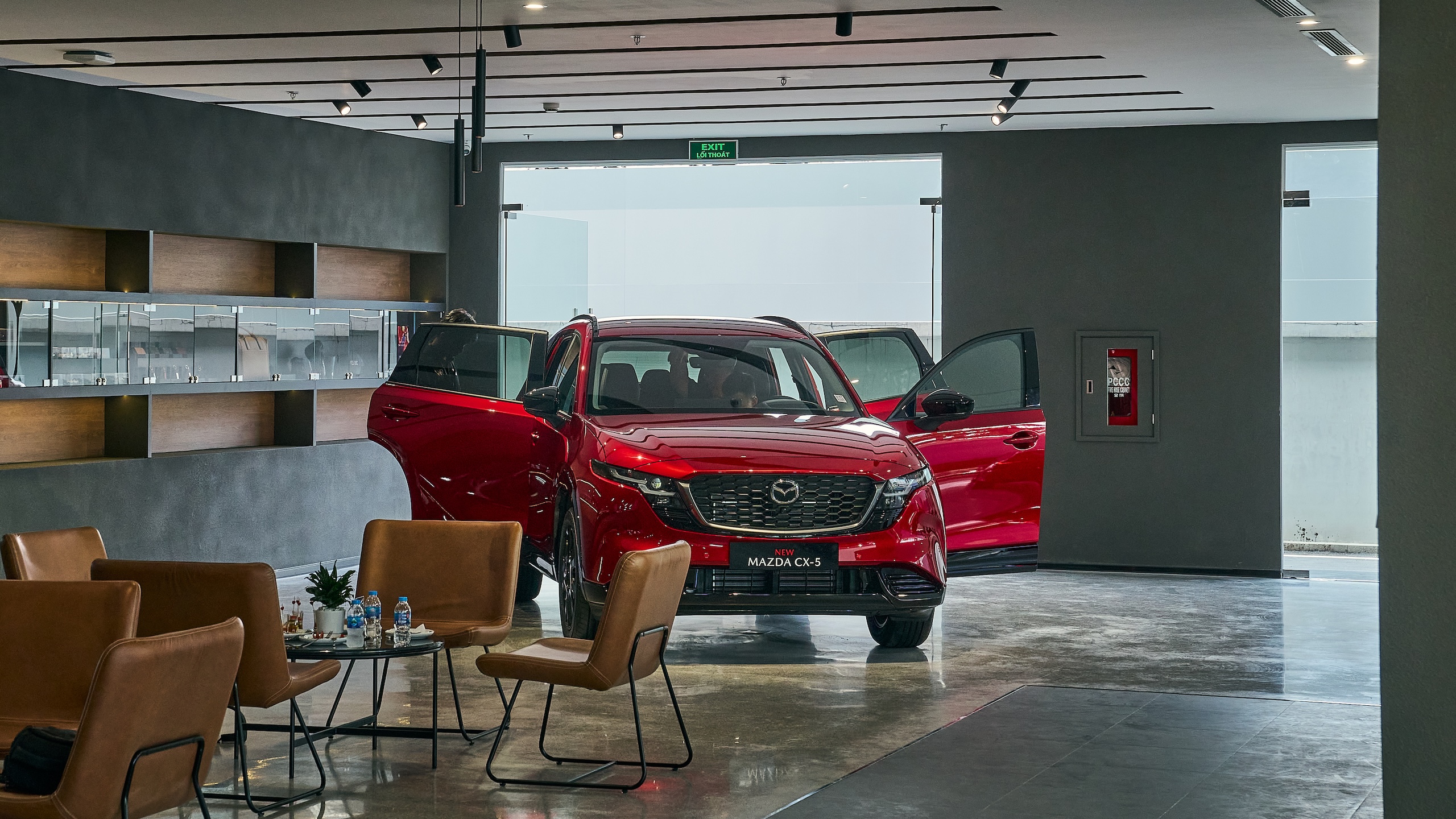 Có gì đáng chú ý trong showroom Flagship đầu tiên của Mazda tại Việt Nam? - Ảnh 4.