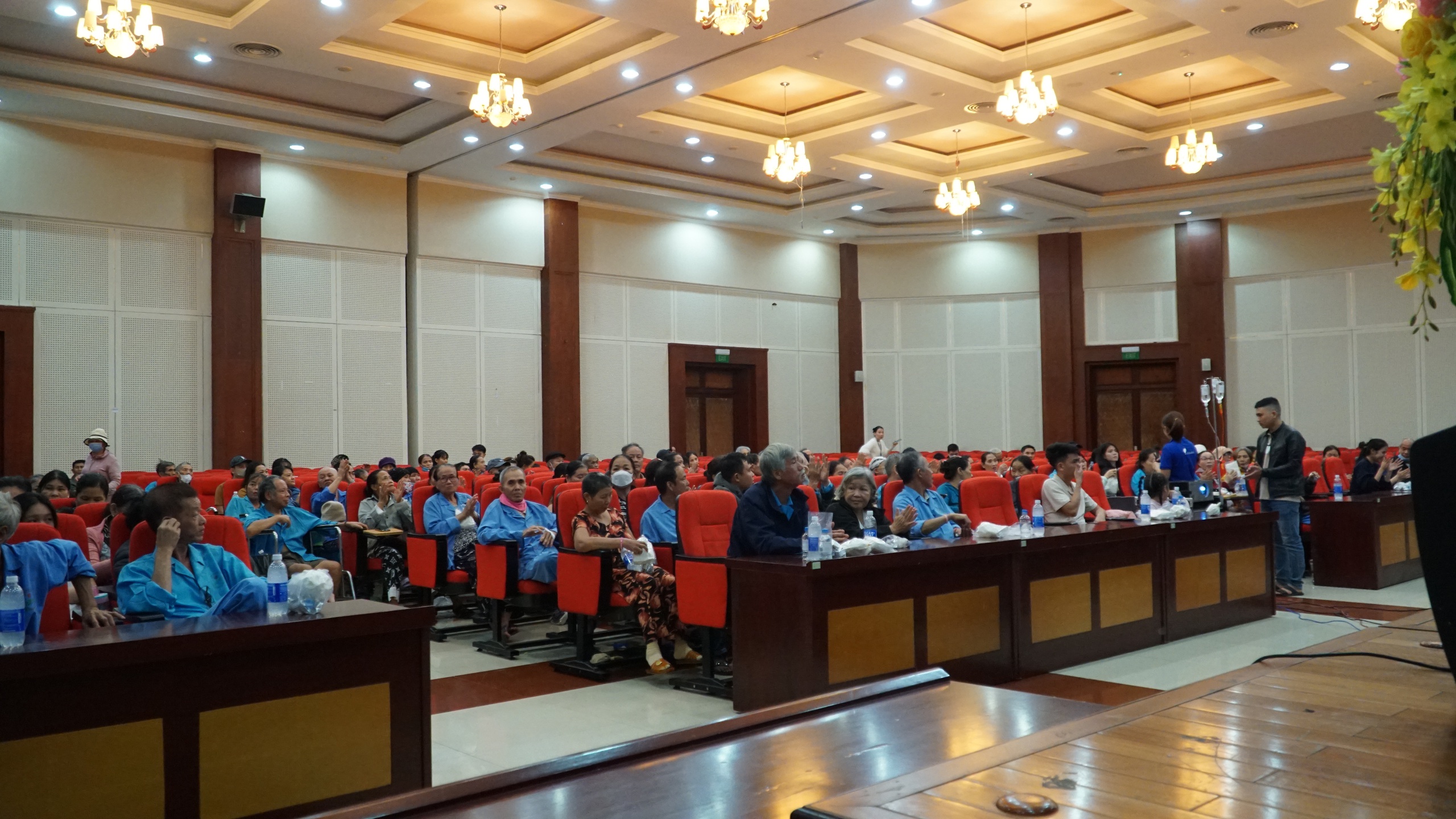 Cựu chiến binh bị ung thư xúc động khi xem phim Mưa Đỏ: Nhìn thấy mình trong từng thước phim- Ảnh 1. Cựu chiến binh bị ung thư xúc động khi xem phim Mưa Đỏ: Nhìn thấy mình trong từng thước phim- Ảnh 1.