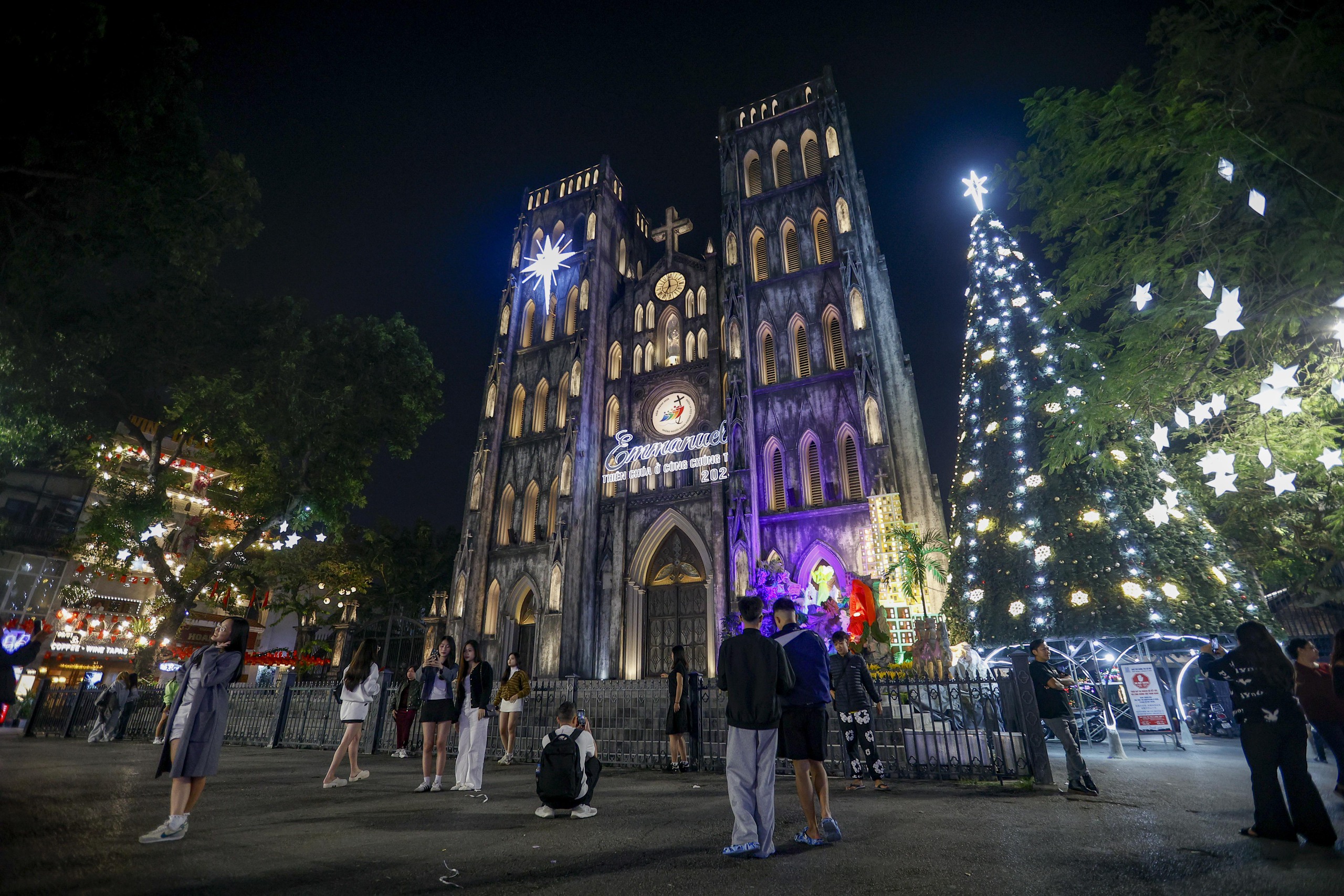 Du khách thích thú check-in sớm tại các nhà thờ Hà Nội dịp Giáng sinh - Ảnh 1.