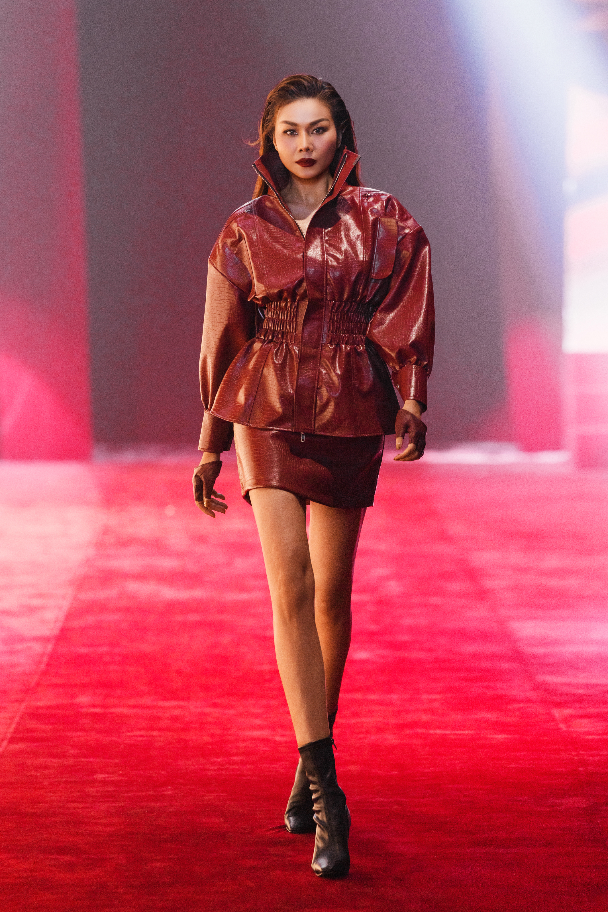 'Mẹ bỉm sữa' H'Hen Niê đọ catwalk cùng siêu mẫu Thanh Hằng- Ảnh 5. 'Mẹ bỉm sữa' H'Hen Niê đọ catwalk cùng siêu mẫu Thanh Hằng- Ảnh 5.