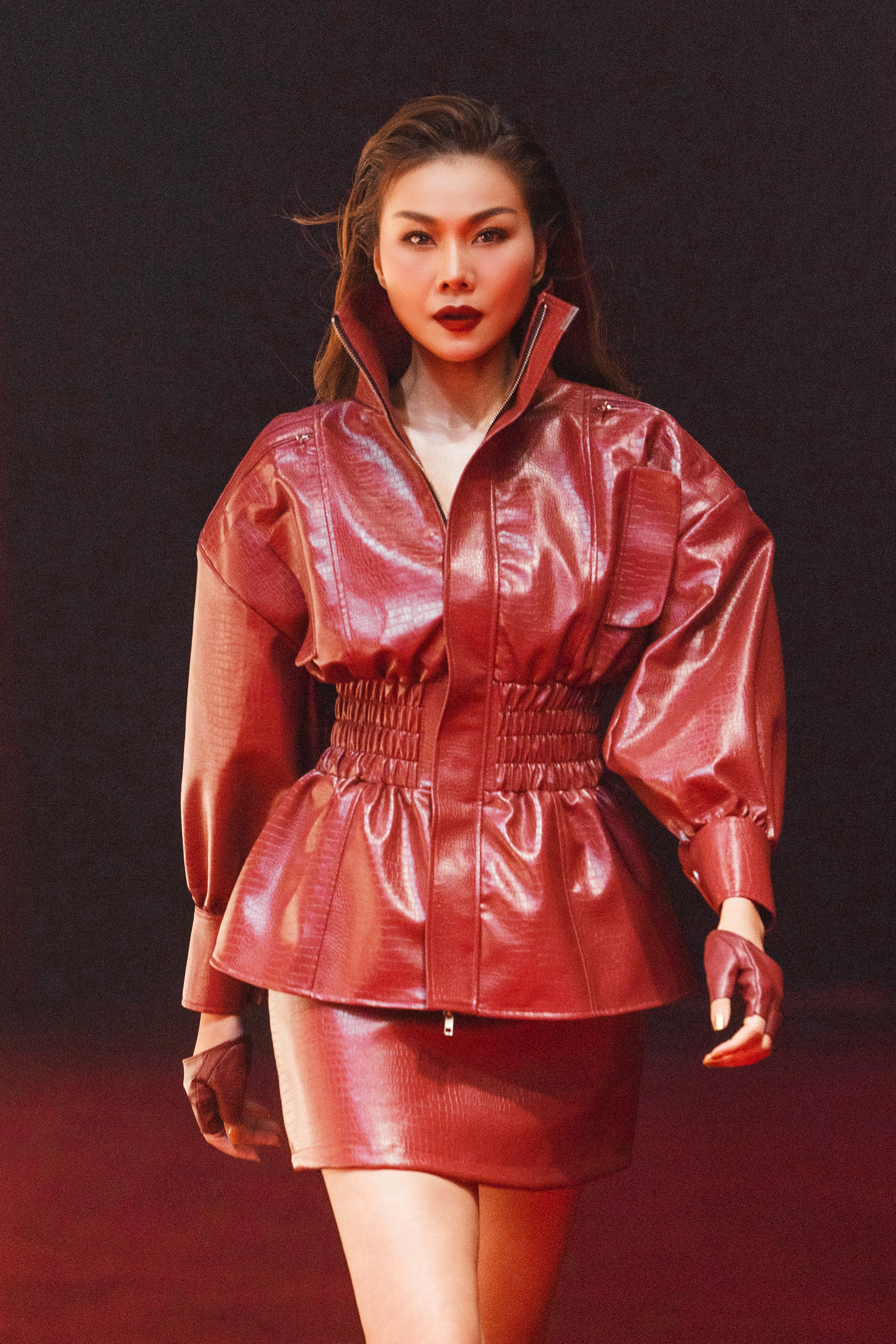 'Mẹ bỉm sữa' H'Hen Niê đọ catwalk cùng siêu mẫu Thanh Hằng- Ảnh 6. 'Mẹ bỉm sữa' H'Hen Niê đọ catwalk cùng siêu mẫu Thanh Hằng- Ảnh 6.