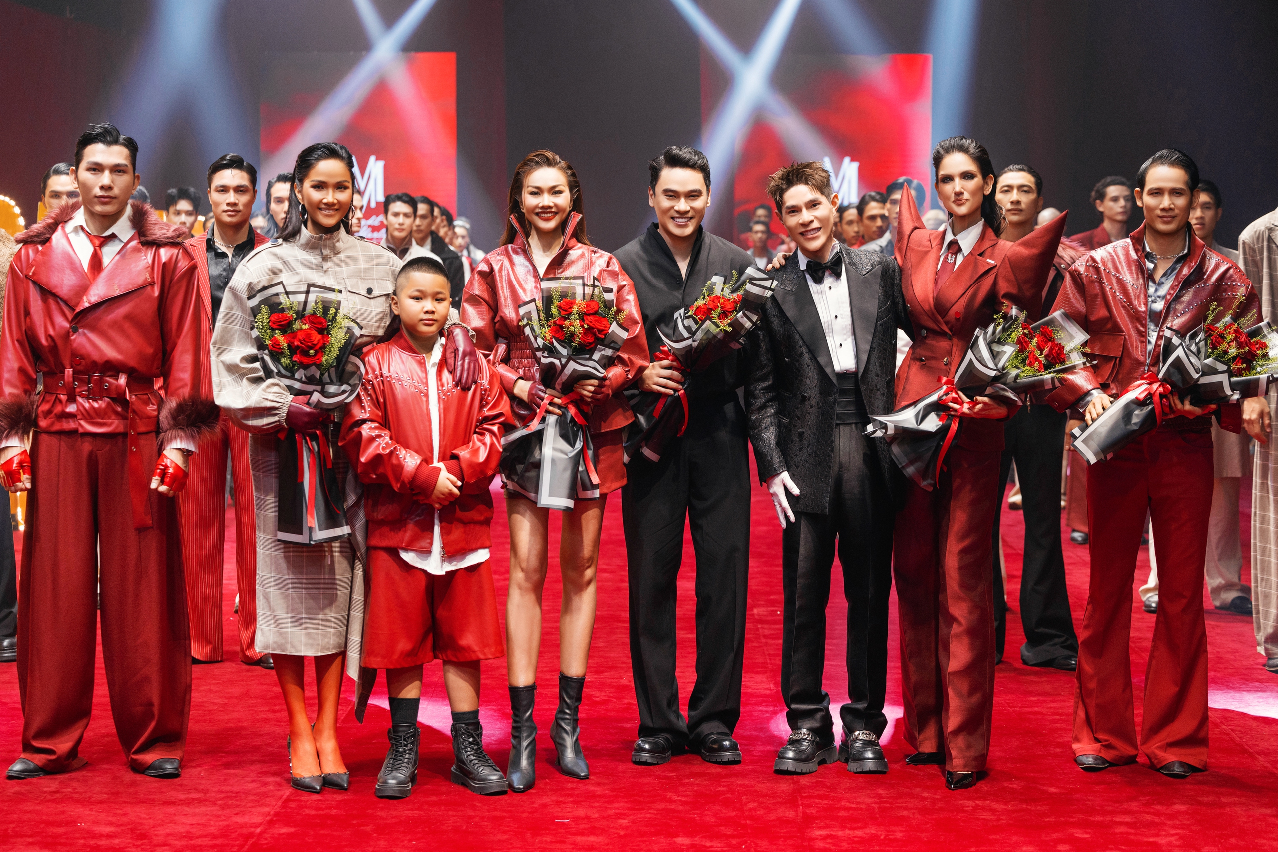 'Mẹ bỉm sữa' H'Hen Niê đọ catwalk cùng siêu mẫu Thanh Hằng- Ảnh 7. 'Mẹ bỉm sữa' H'Hen Niê đọ catwalk cùng siêu mẫu Thanh Hằng- Ảnh 7.