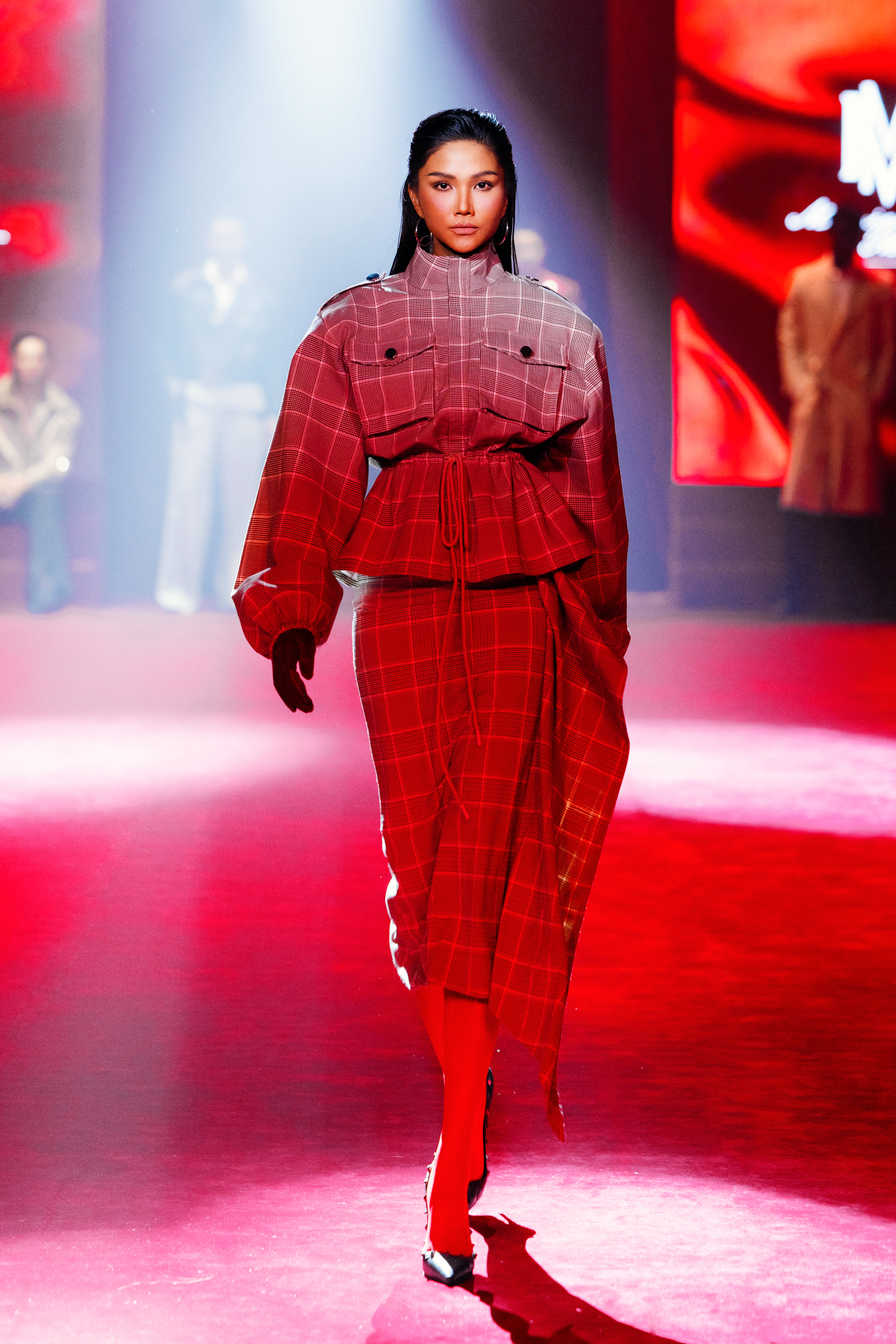 'Mẹ bỉm sữa' H'Hen Niê đọ catwalk cùng siêu mẫu Thanh Hằng- Ảnh 1. 'Mẹ bỉm sữa' H'Hen Niê đọ catwalk cùng siêu mẫu Thanh Hằng- Ảnh 1.