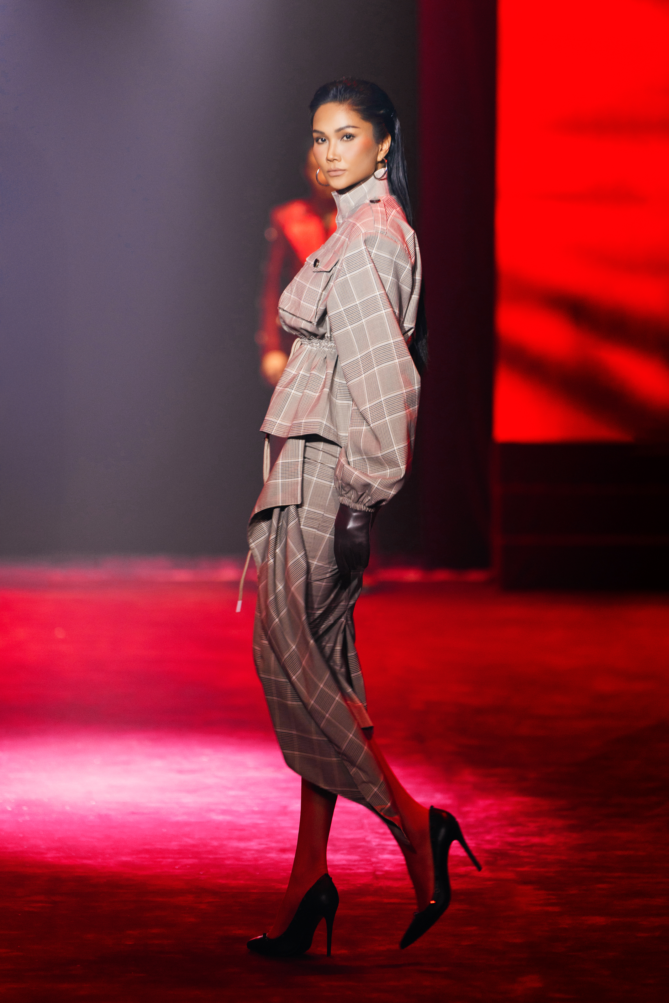 'Mẹ bỉm sữa' H'Hen Niê đọ catwalk cùng siêu mẫu Thanh Hằng- Ảnh 2. 'Mẹ bỉm sữa' H'Hen Niê đọ catwalk cùng siêu mẫu Thanh Hằng- Ảnh 2.