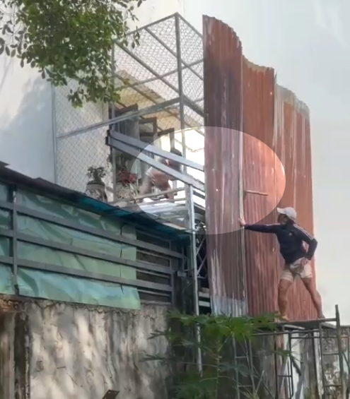 Người đàn ông ở TP.HCM khổ sở vì hàng xóm liên tục gây rối- Ảnh 1. Người đàn ông ở TP.HCM khổ sở vì hàng xóm liên tục gây rối- Ảnh 1.