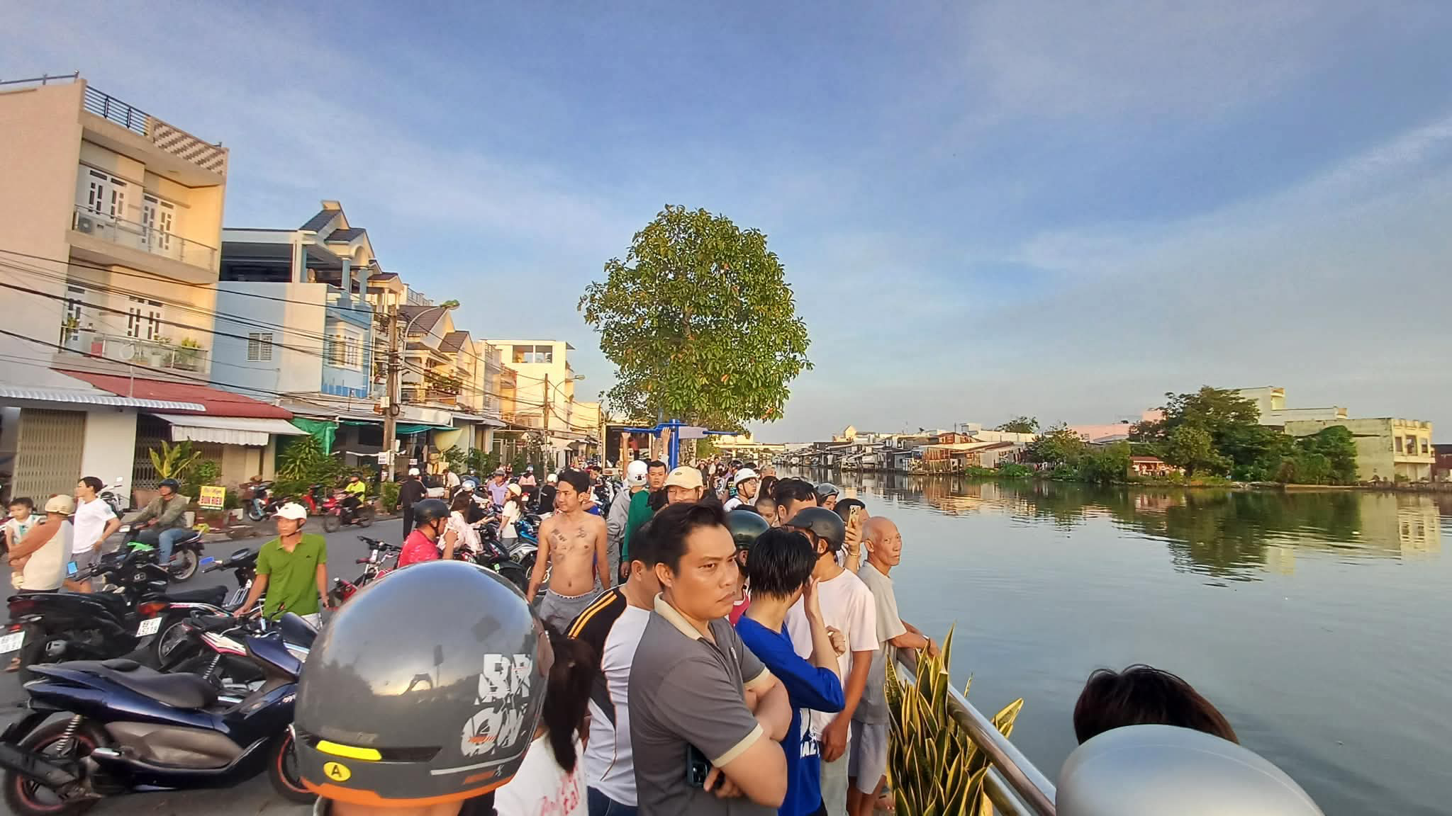 Phát hiện thi thể nam trôi sông Gành Hào, công an xác minh nguyên nhân tử vong - Ảnh 2.