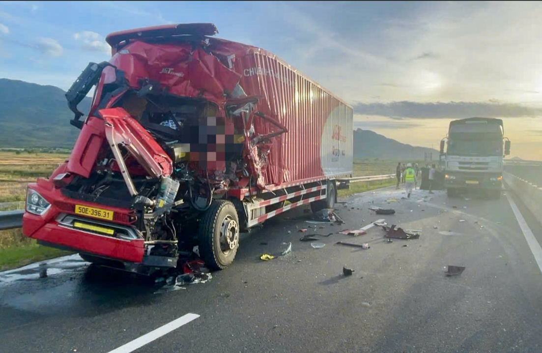 Tai nạn trên cao tốc Vĩnh Hảo - Phan Thiết, tài xế xe tải mắc kẹt trong cabin - Ảnh 2. Tai nạn trên cao tốc Vĩnh Hảo - Phan Thiết, tài xế xe tải mắc kẹt trong cabin - Ảnh 2.