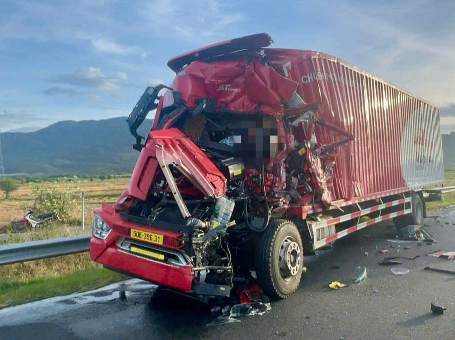 Tai nạn trên cao tốc Vĩnh Hảo - Phan Thiết, tài xế xe tải mắc kẹt trong cabin - Ảnh 1. Tai nạn trên cao tốc Vĩnh Hảo - Phan Thiết, tài xế xe tải mắc kẹt trong cabin - Ảnh 1.