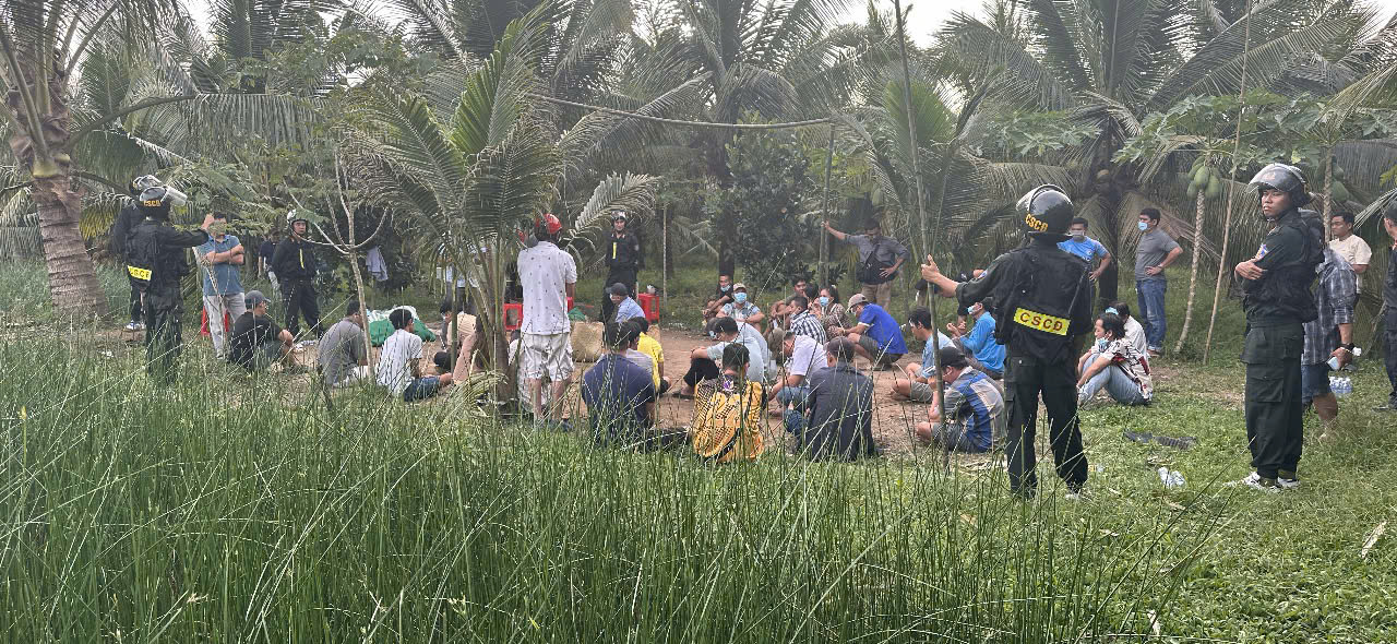 Vĩnh Long: Triệt xóa điểm đánh bạc giữa đồng lác, bắt 32 người- Ảnh 2. Vĩnh Long: Triệt xóa điểm đánh bạc giữa đồng lác, bắt 32 người- Ảnh 2.
