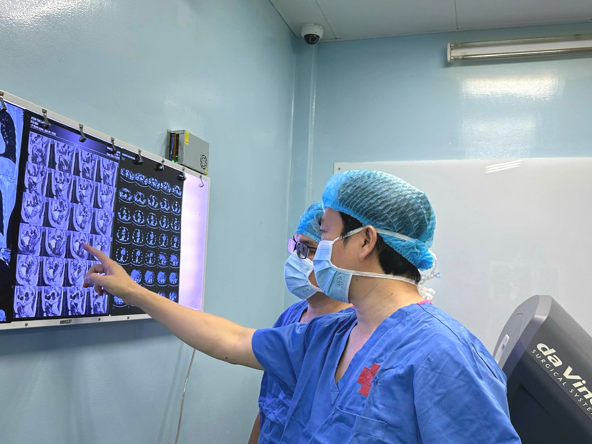 Bệnh viện Bình Dân: 38.000 ca mổ mỗi năm, vai trò then chốt chẩn đoán hình ảnh - Ảnh 2.