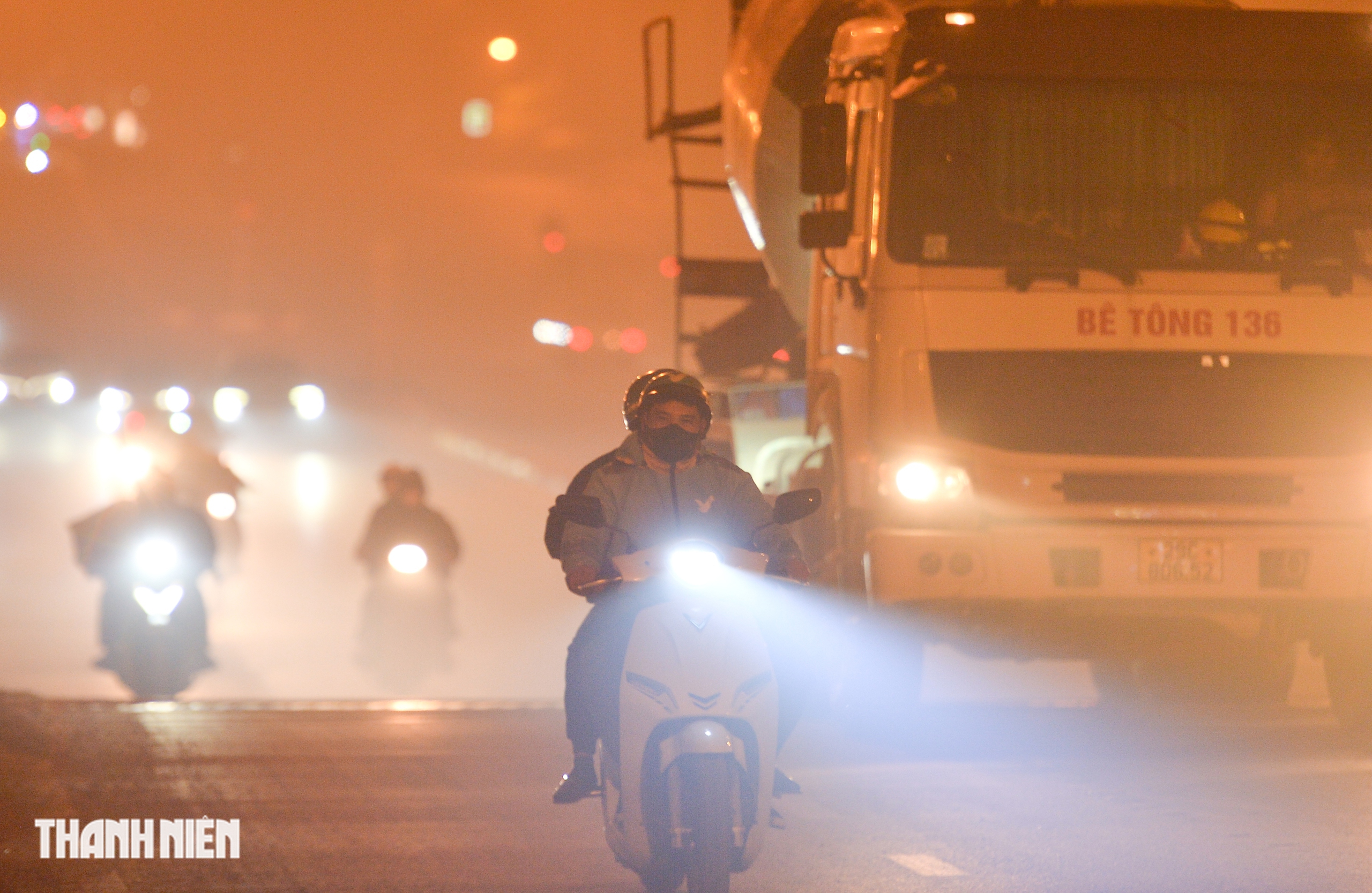 Hình ảnh Hà Nội xám trong đêm chỉ số ô nhiễm không khí vượt ngưỡng nguy hại - Ảnh 4.