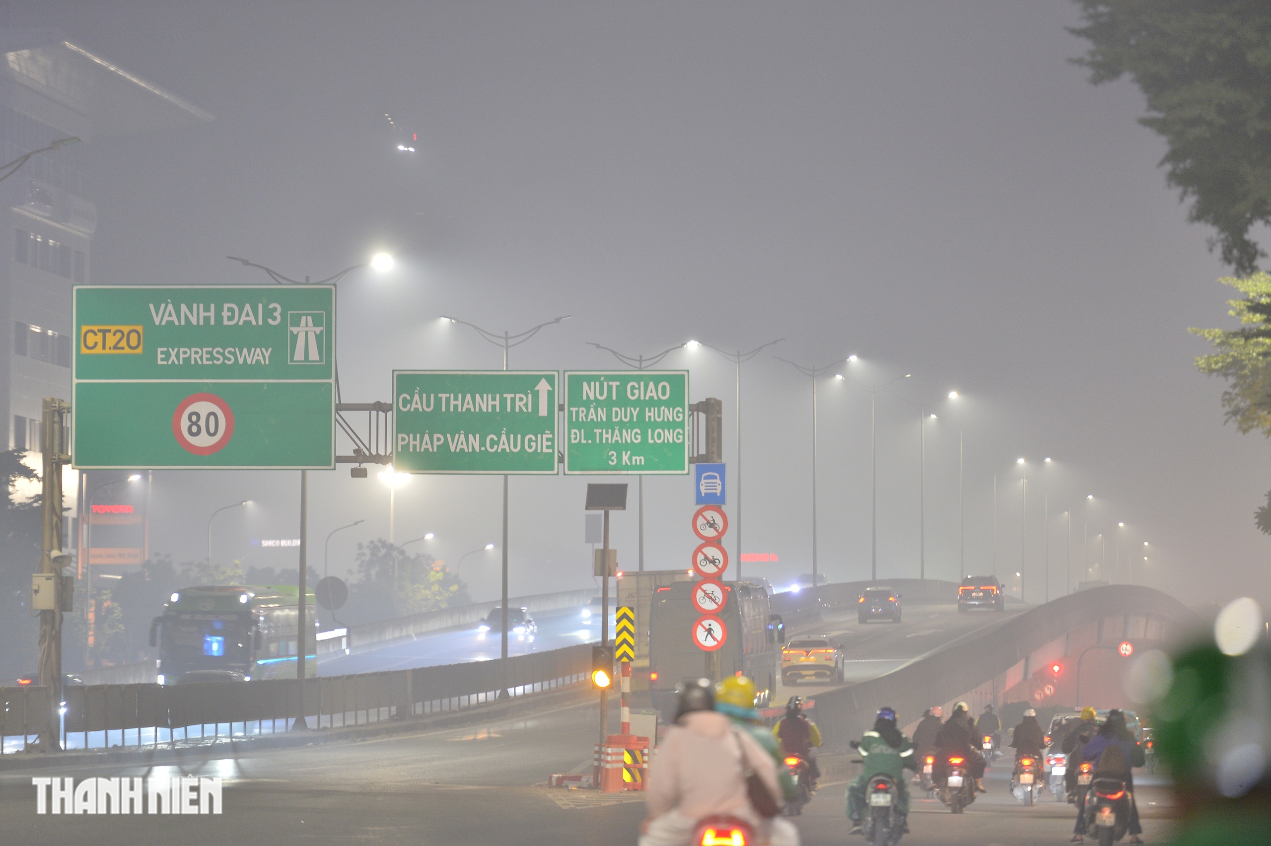 Hình ảnh Hà Nội xám trong đêm chỉ số ô nhiễm không khí vượt ngưỡng nguy hại - Ảnh 15.